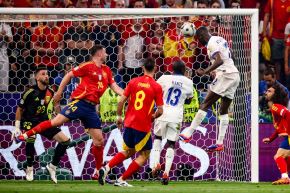 Randal Kolo Muani  aniota de cabeza anota el gol para que Francia se ponga adelante en el marcador ante España en partido de semifinales en Múnich.