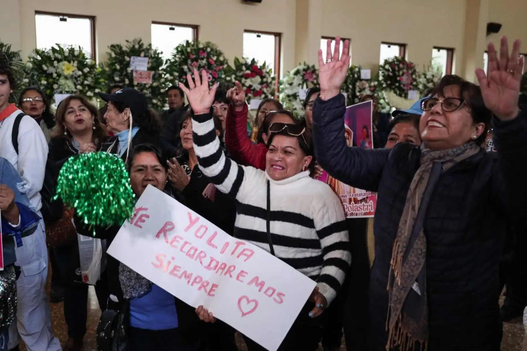 Seguidores de la querida Yola Polastri llegan al velatorio de la Parroquia Nuestra Señora de la Reconciliación en La Molina para despedirse de ella horas previas al sepelio. Foto: ANDINA/ Connie Calderon