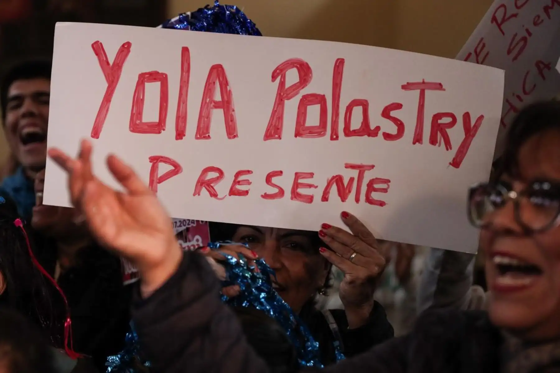 Seguidores de la querida Yola Polastri llegan al velatorio de la Parroquia Nuestra Señora de la Reconciliación en La Molina para despedirse de ella horas previas al sepelio. Foto: ANDINA/ Connie Calderon