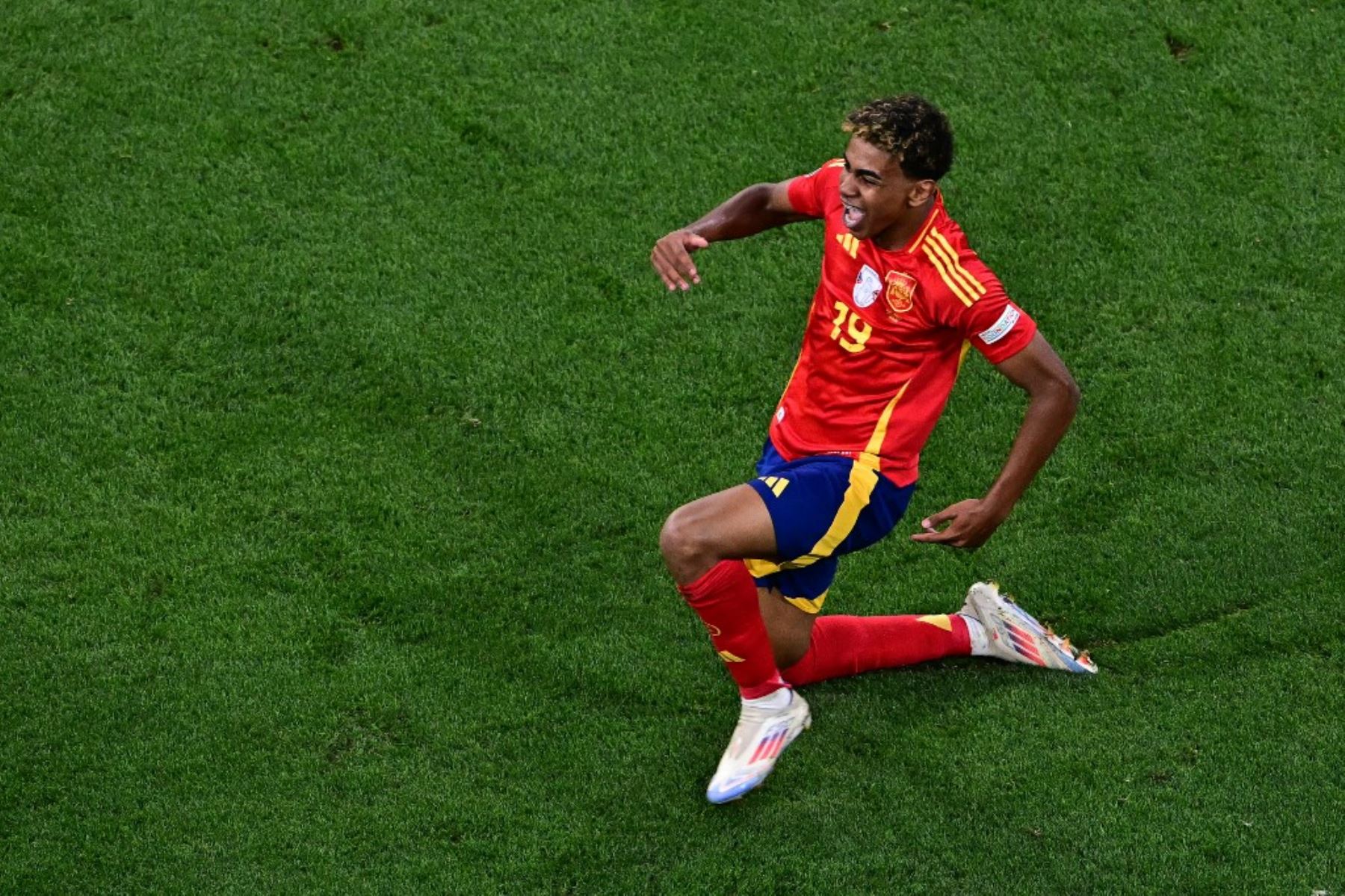 Lamine Yamal, de 16 años, anotó un golazo para poner el empate de España ante Francia
