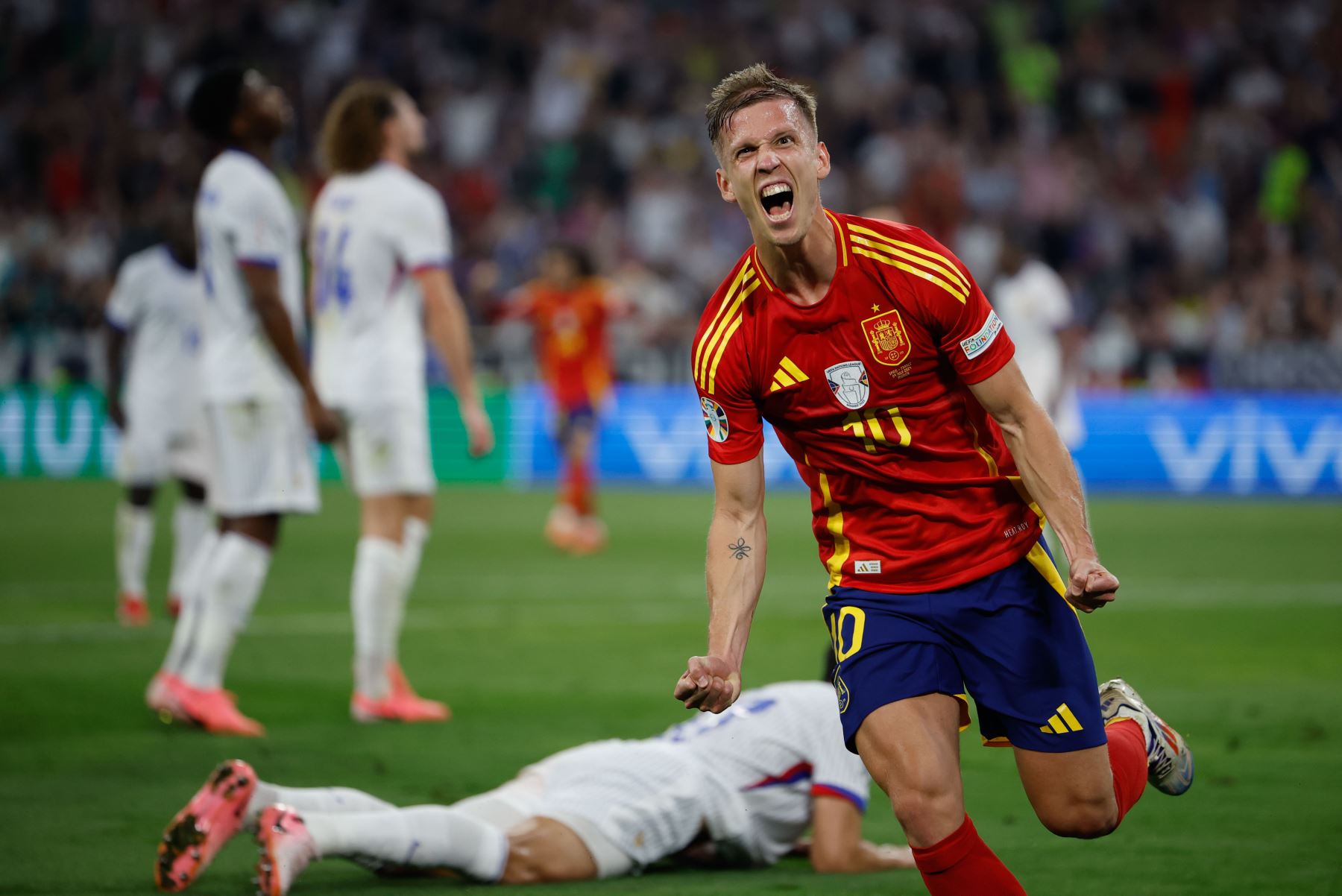 El centrocampista de la selección española Dani Olmo celebra tras marcar el segundo gol ante Francia, durante el partido de semifinales de la Eurocopa de fútbol que España y Francia disputan este martes en Múnich. Foto: EFE