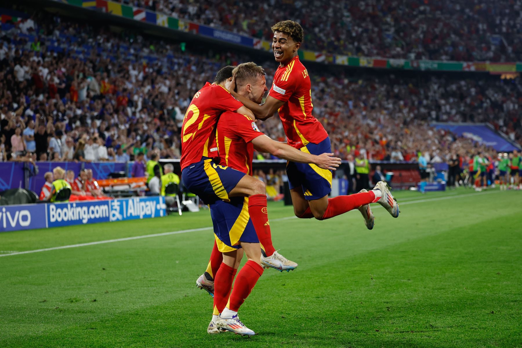Los jugadores de la selección española celebran el segundo gol del combinado español durante el partido de semifinales de la Eurocopa de fútbol que España y Francia disputan este martes en Múnich. Foto: EFE