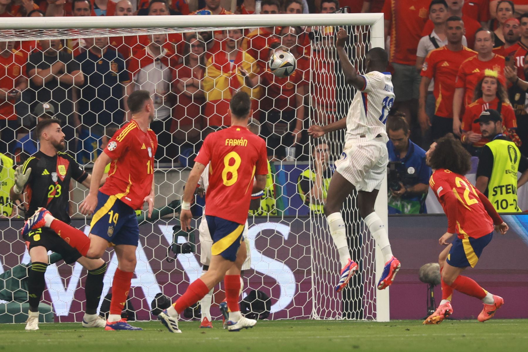 Randal Kolo Muani de Francia anota el primer gol durante el partido de fútbol de semifinales de la UEFA EURO 2024 entre España y Francia en Munich, Alemania, el 9 de julio de 2024. Foto: EFE
