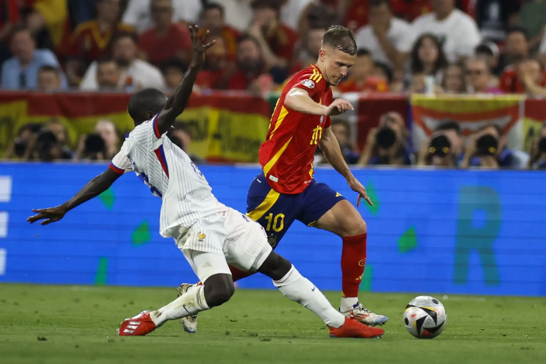 El centrocampista de la selección española Dani Olmo compite por el balón con N
