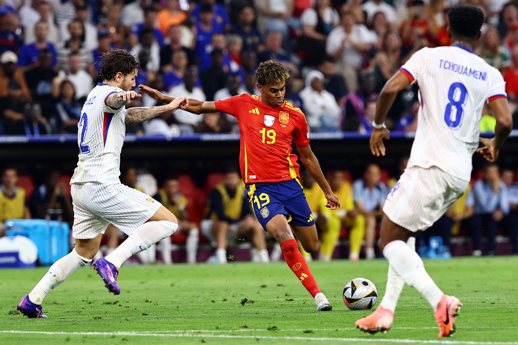 Lamine Yamal (C) de España en acción durante el partido de fútbol de semifinales de la UEFA EURO 2024 entre España y Francia en Munich, Alemania, el 9 de julio de 2024. Foto: EFE
