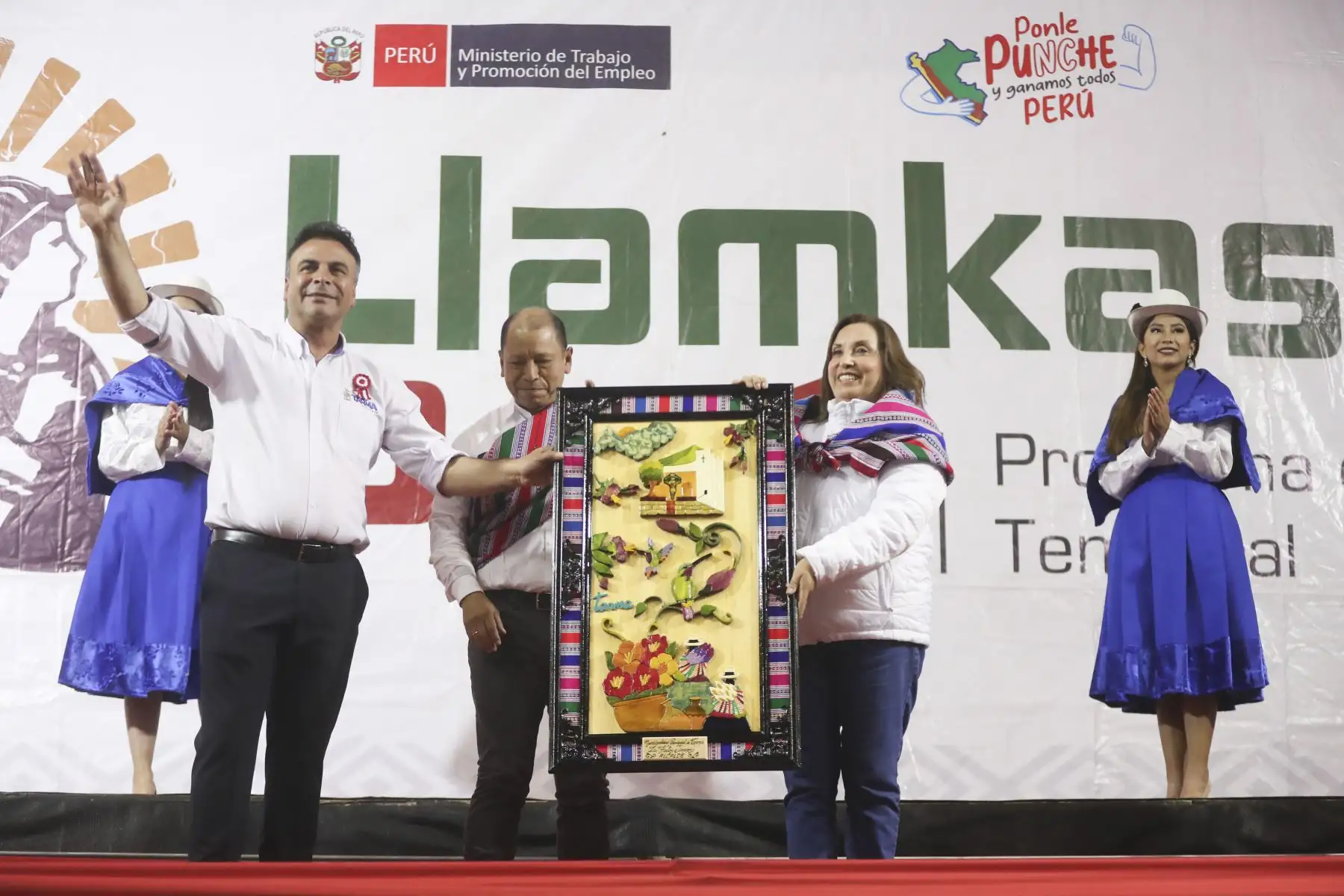 La presidenta de la República, Dina Boluarte, presenta el programa Llamkasun Perú 2024. Foto: ANDINA/Prensa Presidencia
