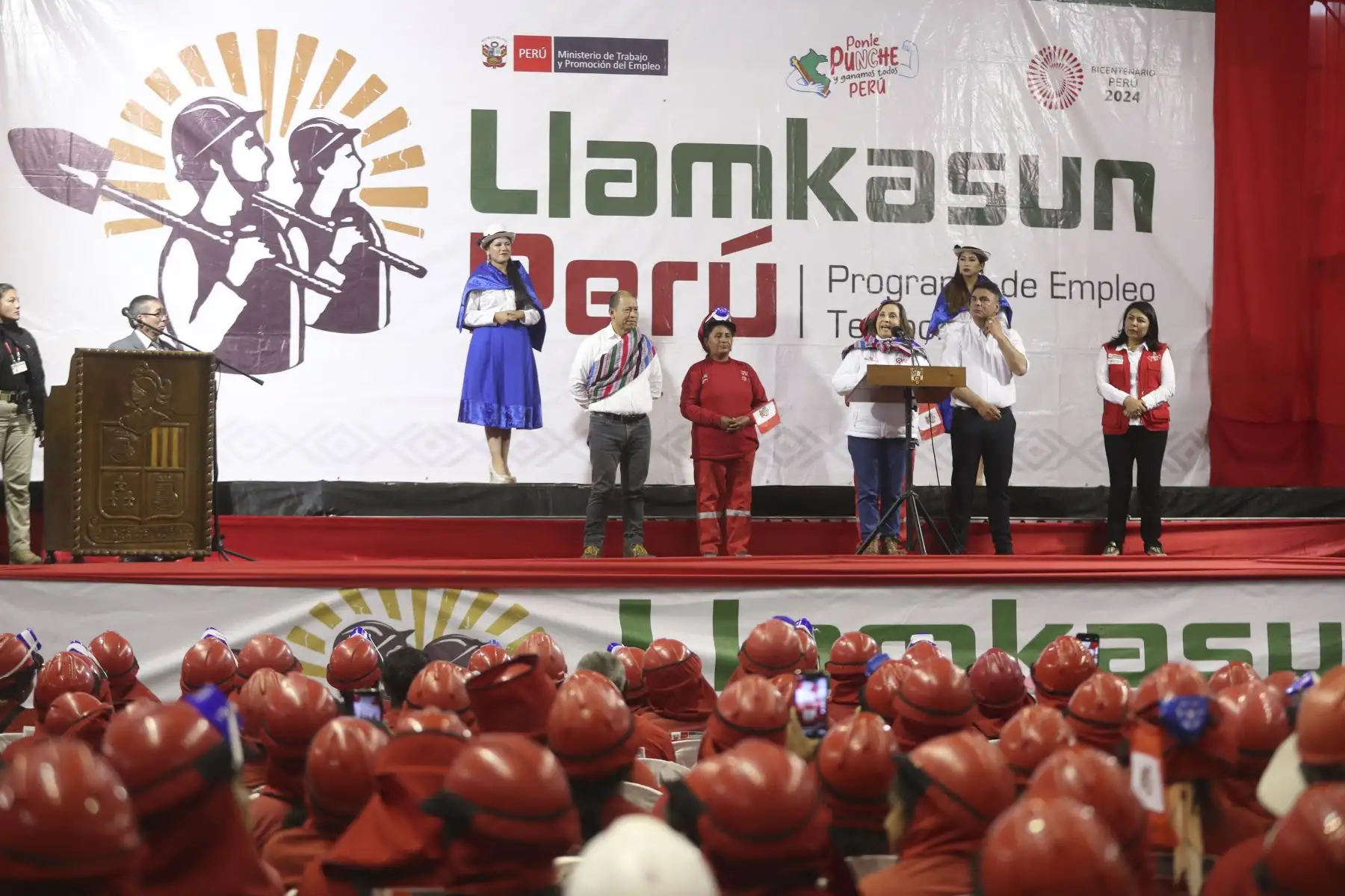 La presidenta de la República, Dina Boluarte, presenta el programa Llamkasun Perú 2024. Foto: ANDINA/Prensa Presidencia