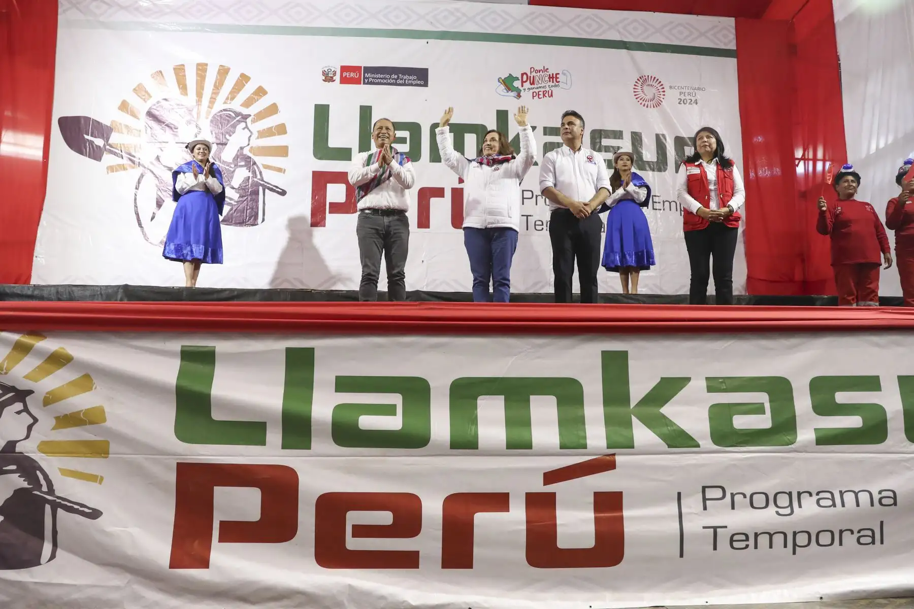 La presidenta de la República, Dina Boluarte, presenta el programa Llamkasun Perú 2024. Foto: ANDINA/Prensa Presidencia