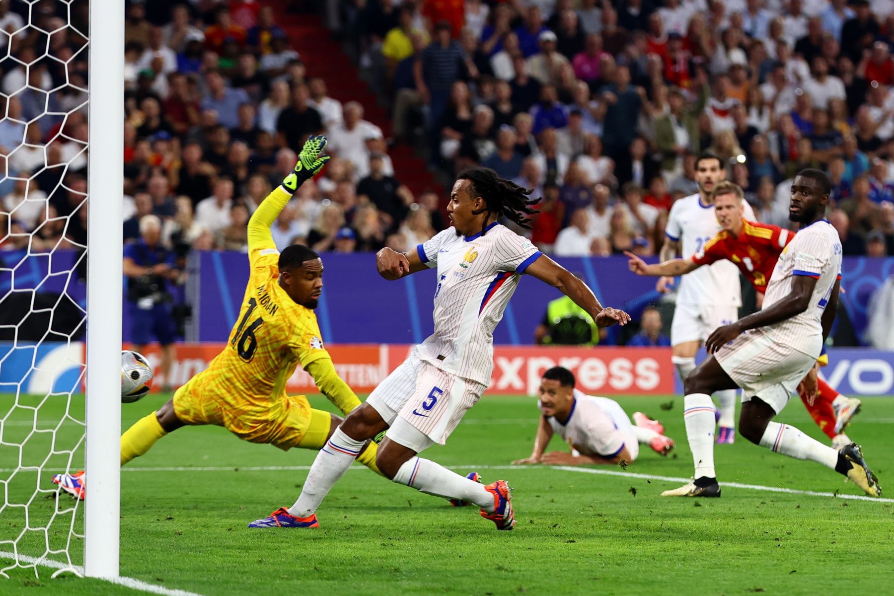 El portero Mike Maignan de Francia no pudo detener el balón y le anotan el segundo gol durante el partido de fútbol de semifinales de la UEFA EURO 2024 entre España y Francia en Munich, Alemania, el 9 de julio de 2024. Foto: EFE