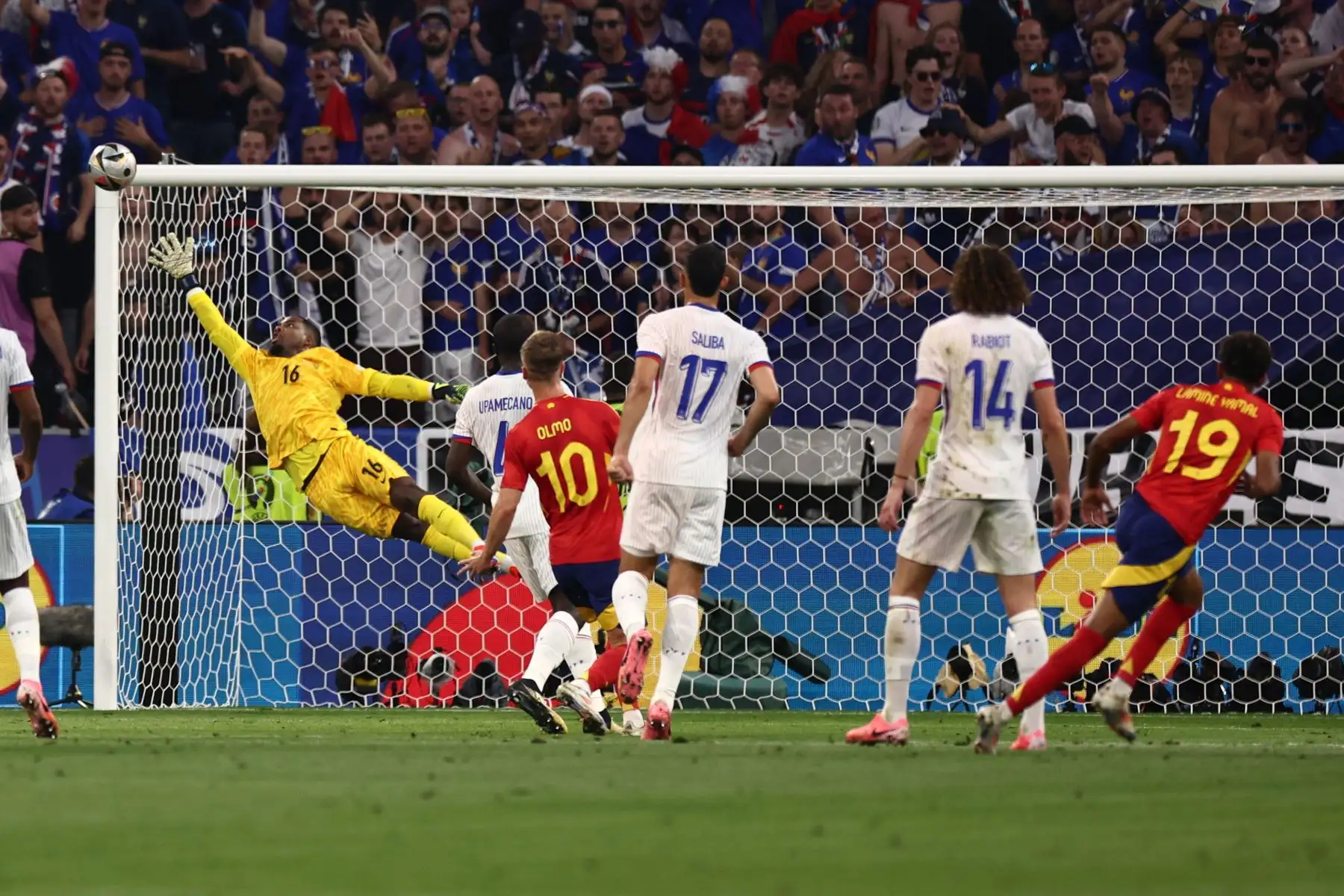 Lamine Yamal de España marca el gol del empate 1-1 contra el portero Mike Maignan de Francia durante el partido de fútbol de semifinales de la UEFA EURO 2024 entre España y Francia en Munich, Alemania, el 9 de julio de 2024. Foto: EFE