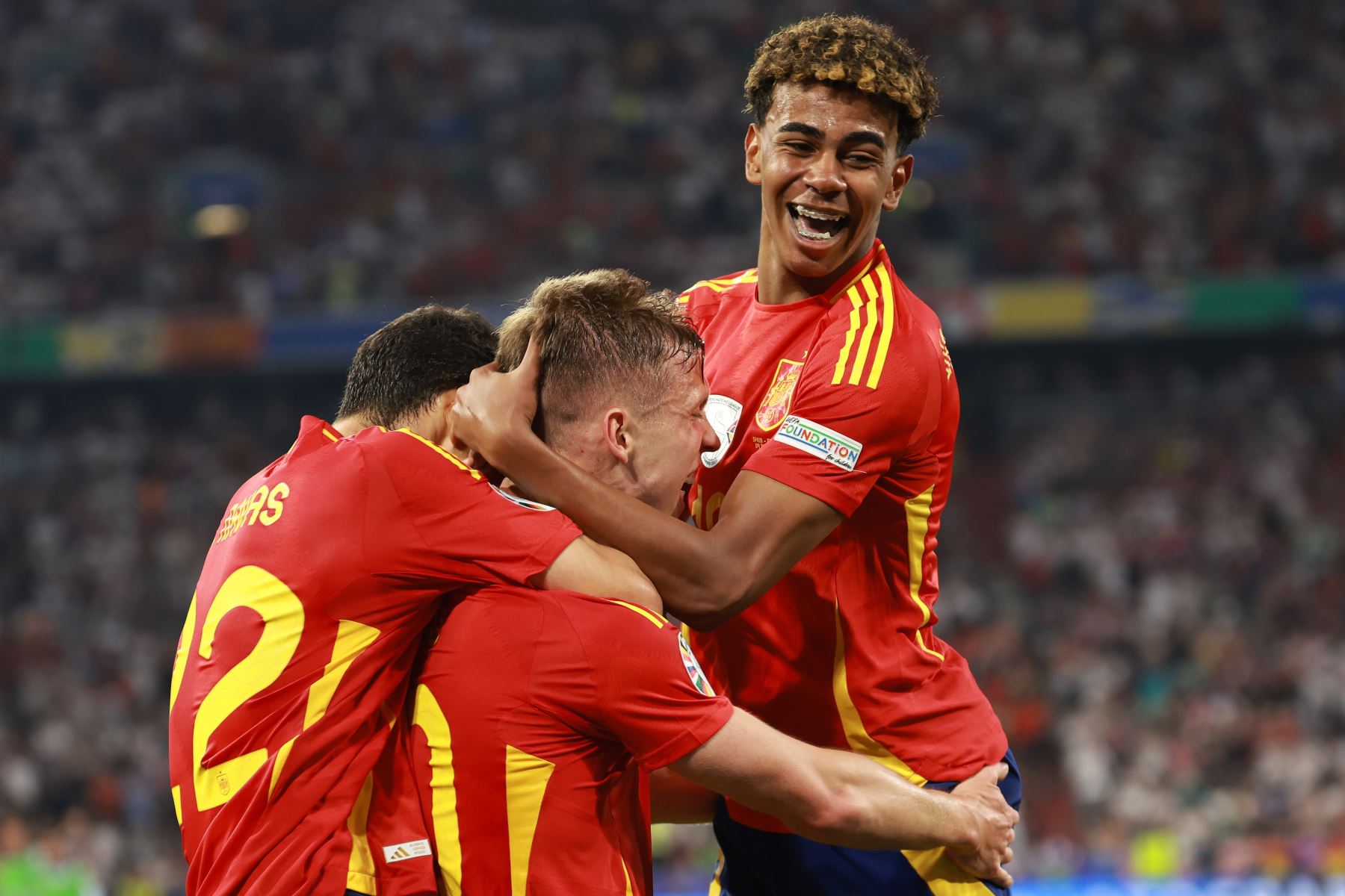 Daniel Olmo de España celebra con su compañero Lamine Yamal después de marcar el gol 2-1 durante el partido de fútbol de semifinales de la UEFA EURO 2024 entre España y Francia en Munich, Alemania, el 9 de julio de 2024. Foto: EFE
