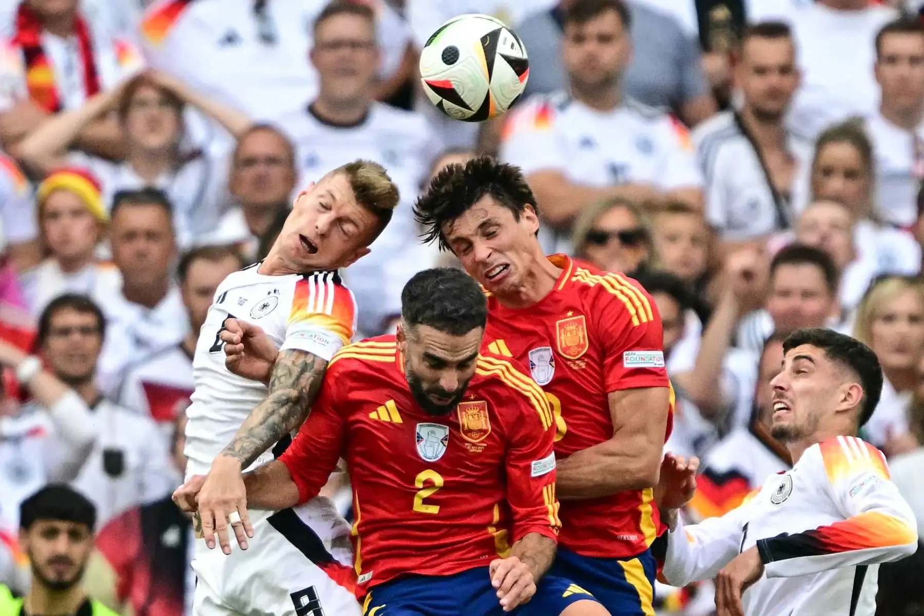 El centrocampista alemán Toni Kroos pasa el balón por delante del defensor español  Dani Carvajal y el mediocampista  Fabián Ruiz durante el partido de fútbol de cuartos de final de la UEFA Euro 2024 entre España y Alemania. Foto: ANDINA/ AFP