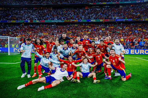 El plantel de la selección española celebra su clasificación a la gran final de la Eurocopa en Múnich, Alemania.