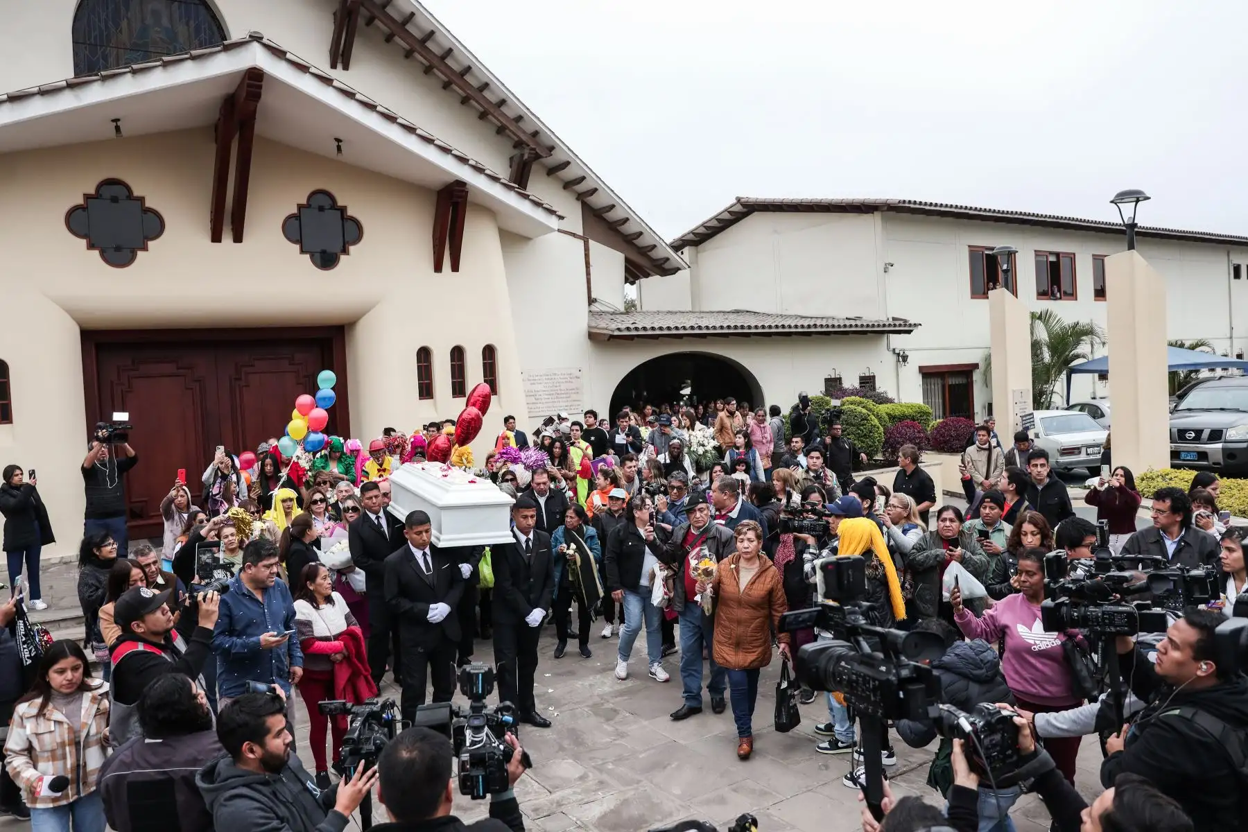 Féretro de Yola Polastri sale del velatorio de la Parroquia Nuestra Señora de la Reconciliación para llegar al camposanto Jardines de La Paz en la Molina. Foto: ANDINA/ Connie Calderon