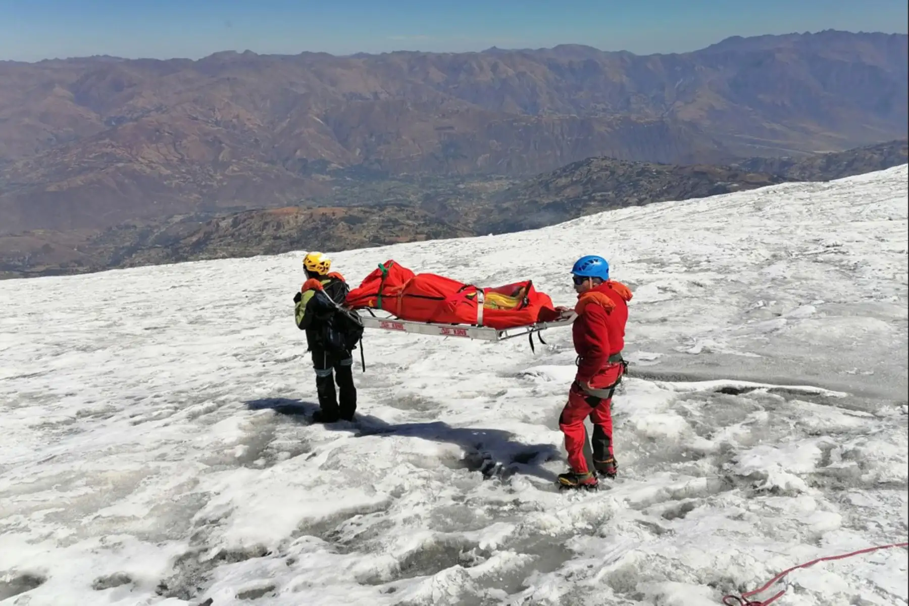Los restos del escalador estadounidense Williams Stampel, víctima presunta de una avalancha en el año 2002 en el nevado Huascarán, fueron rescatados este 5 de julio a 5,200 metros sobre el nivel del mar por efectivos de la Policía de Alta Montaña de la región Áncash. Foto. Difusión