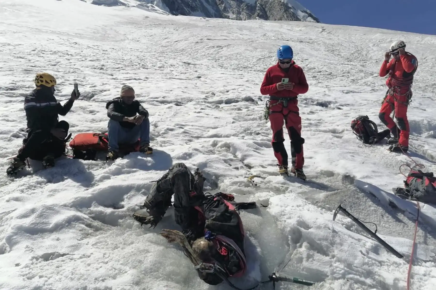 Los restos del escalador estadounidense Williams Stampel, víctima presunta de una avalancha en el año 2002 en el nevado Huascarán, fueron rescatados este 5 de julio a 5,200 metros sobre el nivel del mar por efectivos de la Policía de Alta Montaña de la región Áncash. Foto. Difusión
