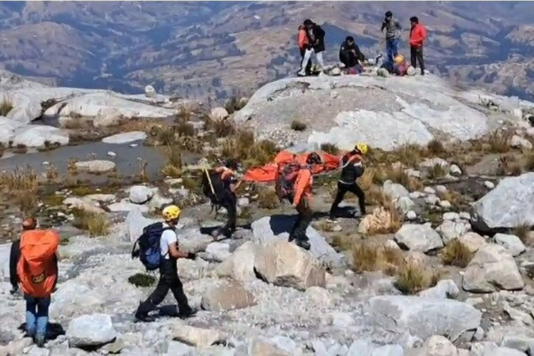 Los restos del escalador estadounidense Williams Stampel, víctima presunta de una avalancha en el año 2002 en el nevado Huascarán, fueron rescatados este 5 de julio a 5,200 metros sobre el nivel del mar por efectivos de la Policía de Alta Montaña de la región Áncash. Foto. Difusión