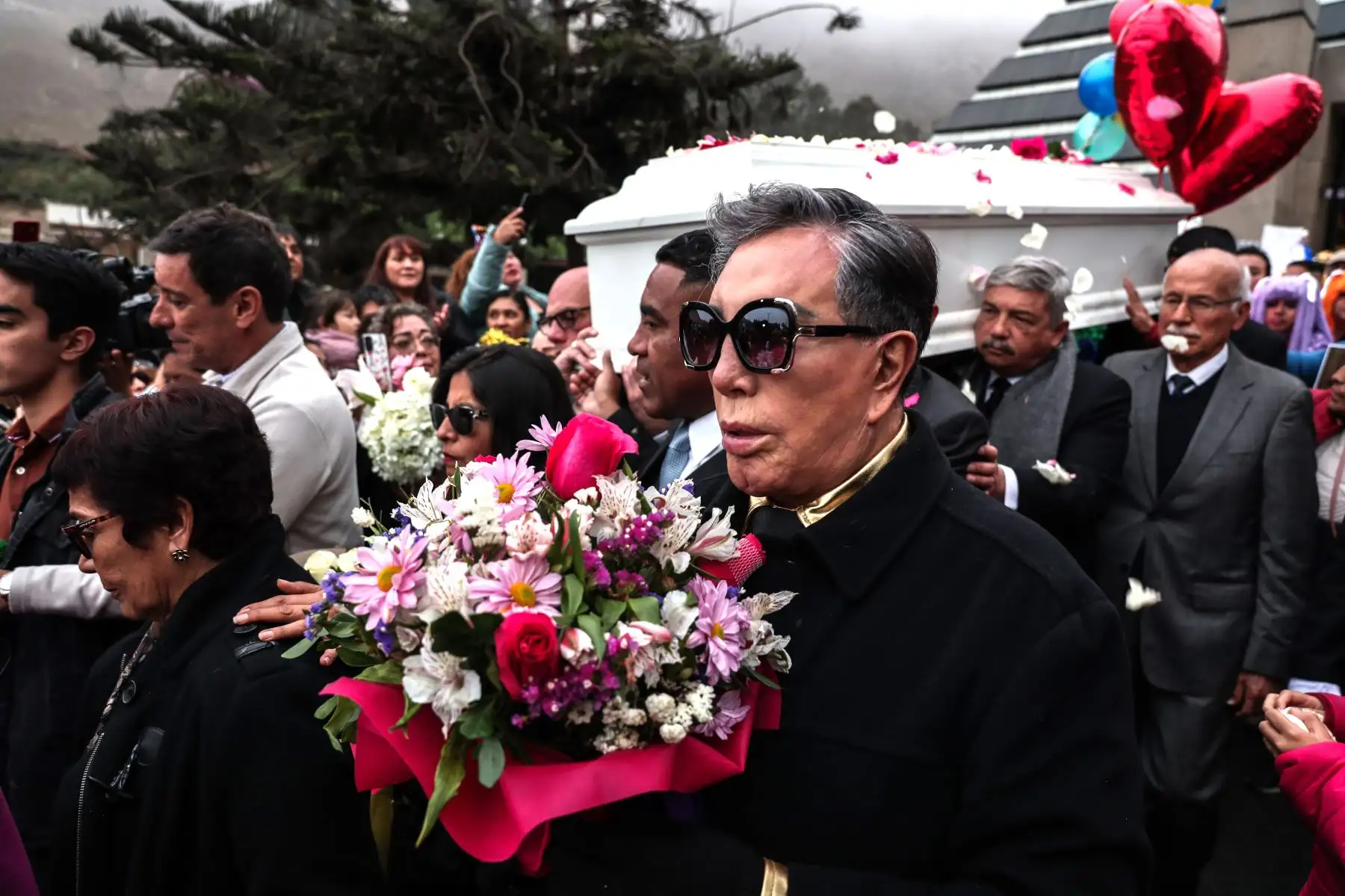 Los restos de la “Chica de la tele” Yola Polastri, fueron sepultados el camposanto Jardines de La Paz en La Molina en compañía de familiares, amistades y fieles seguidores.  Foto: ANDINA/ Connie Calderon