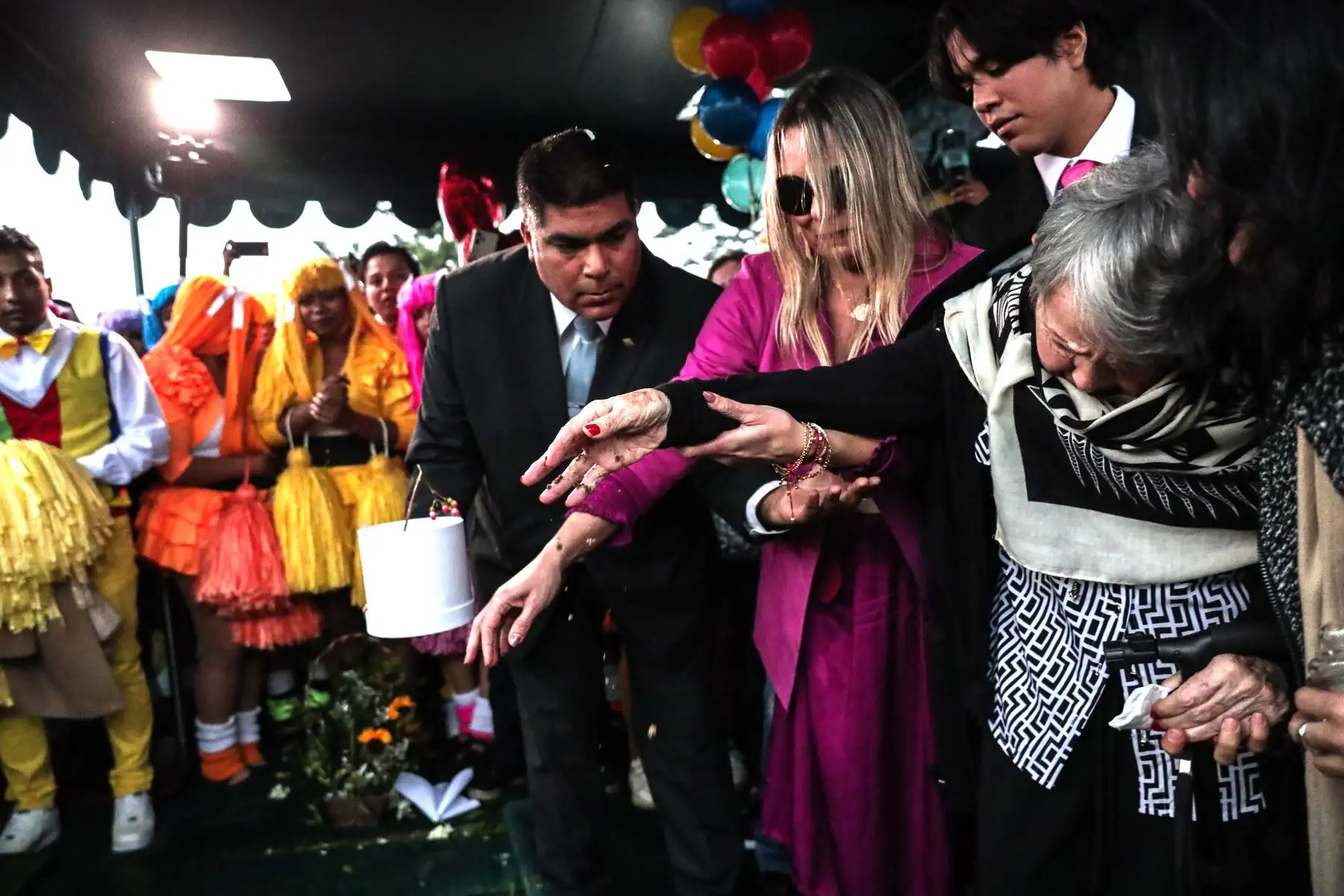Los restos de la “Chica de la tele” Yola Polastri, fueron sepultados el camposanto Jardines de La Paz en La Molina en compañía de familiares, amistades y fieles seguidores.  Foto: ANDINA/ Connie Calderon