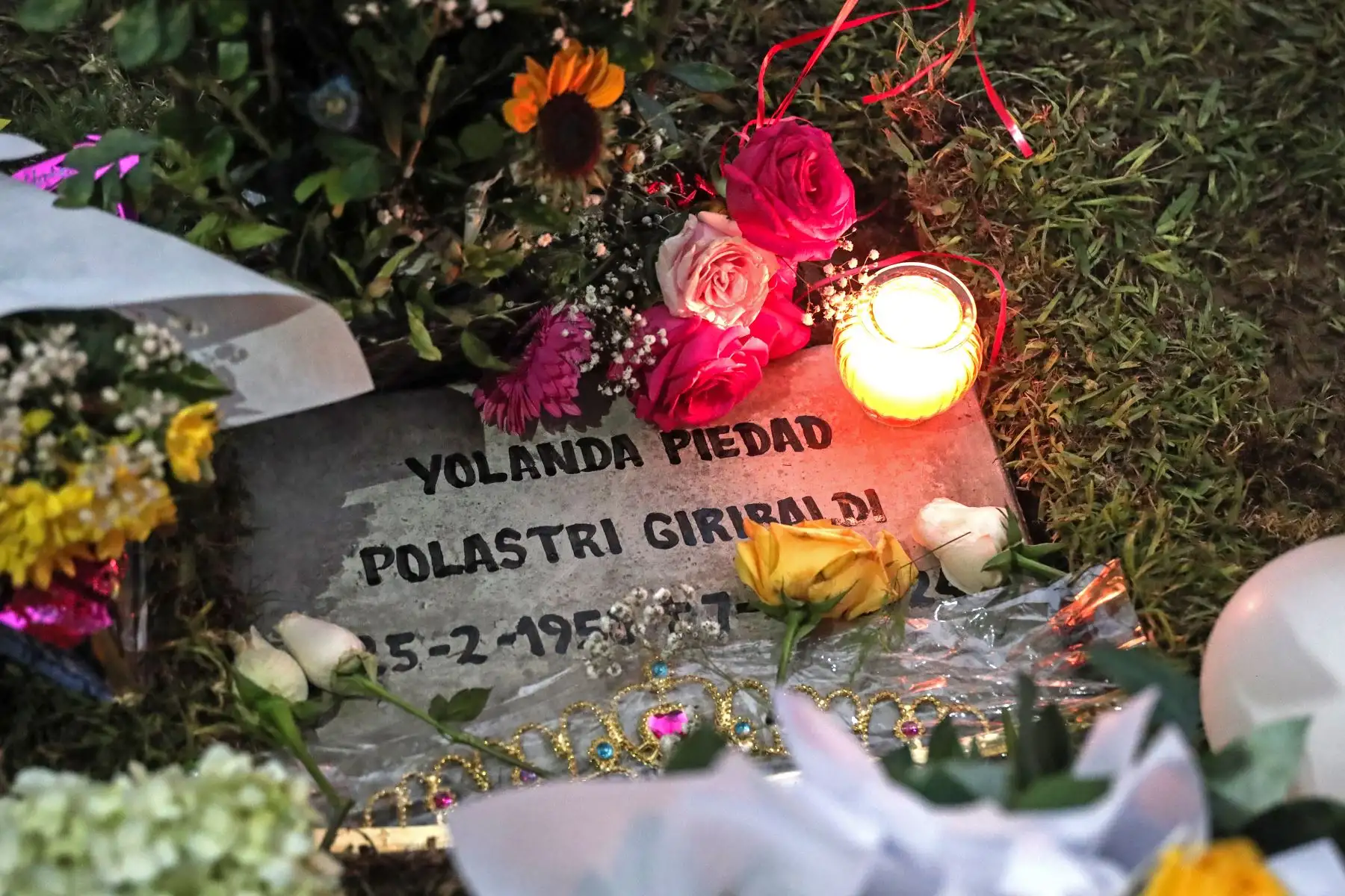 Los restos de la “Chica de la tele” Yola Polastri, fueron sepultados el camposanto Jardines de La Paz en La Molina en compañía de familiares, amistades y fieles seguidores.  Foto: ANDINA/ Connie Calderon