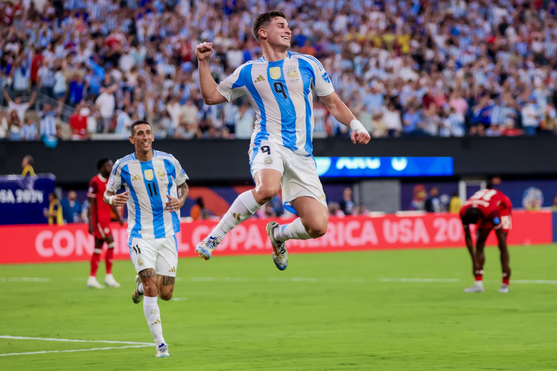 Julián Álvarez celebra el primer gol de Argentina. Foto: EFE.