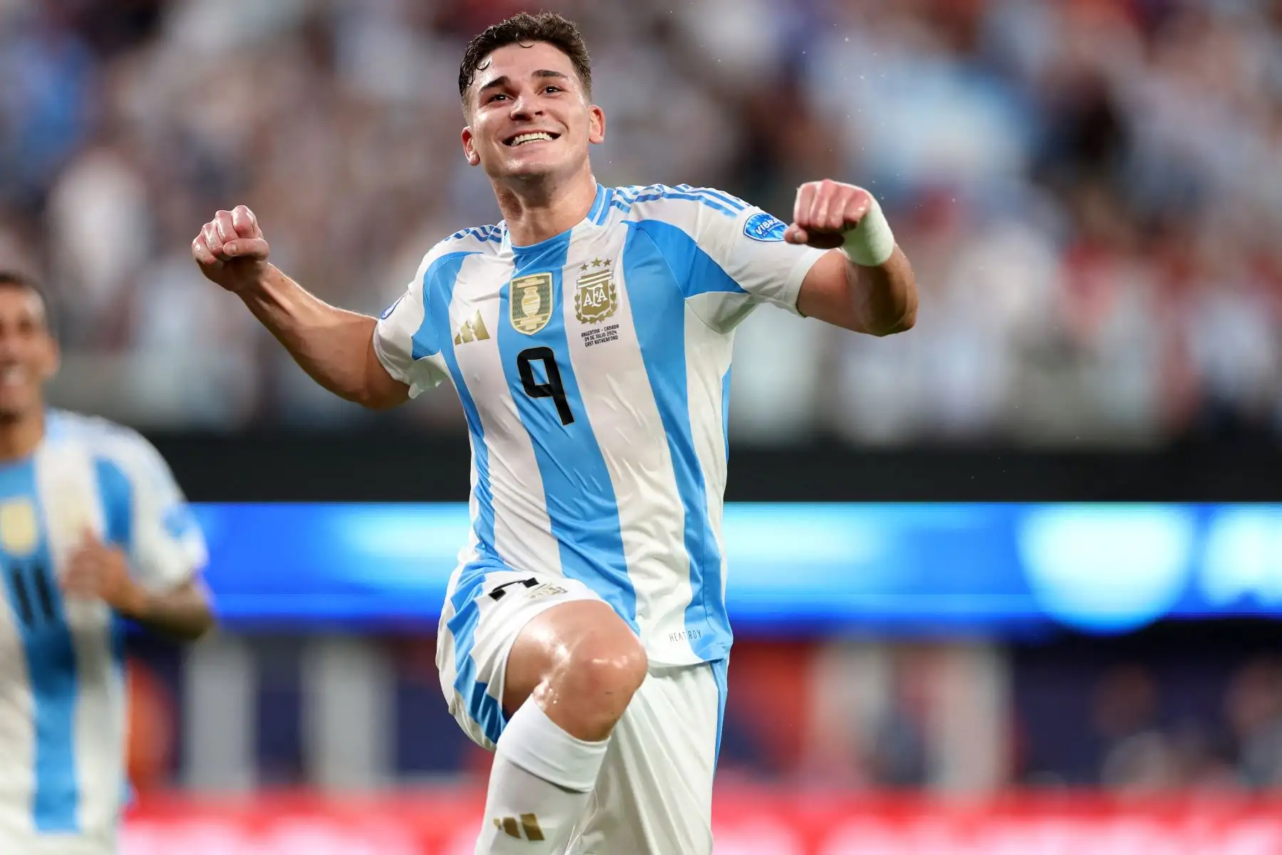 El delantero argentino Julián Álvarez celebra marcar el primer gol de su equipo durante el partido de fútbol semifinal del torneo Conmebol Copa América 2024 entre Argentina y Canadá. Foto: ANDINA/ AFP