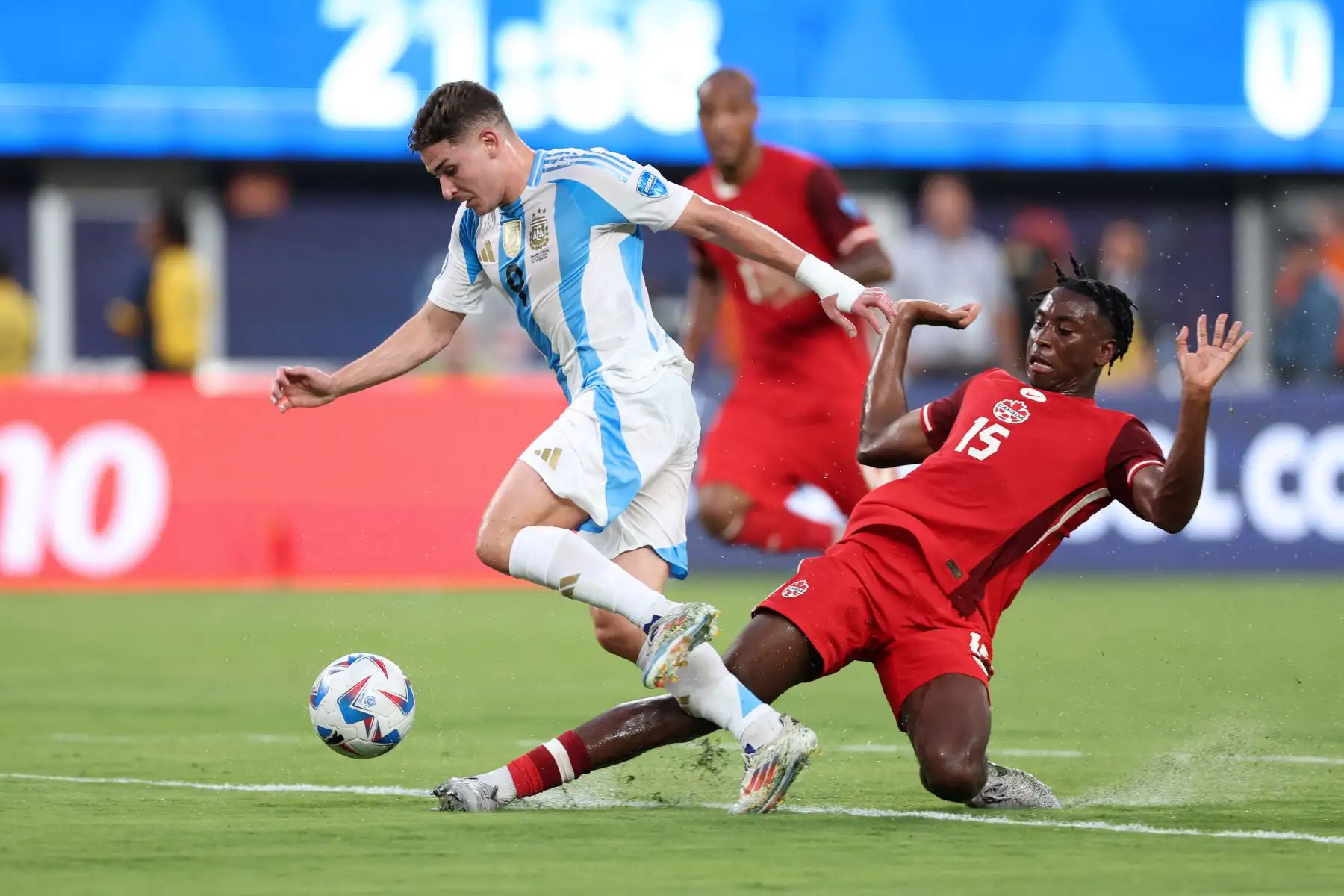 El delantero argentino Julián Álvarez lucha por el balón con el defensor canadiense  Moise Lumpungu durante el partido de fútbol semifinal del torneo Conmebol Copa América 2024 entre Argentina y Canadá. Foto: ANDINA/ AFP