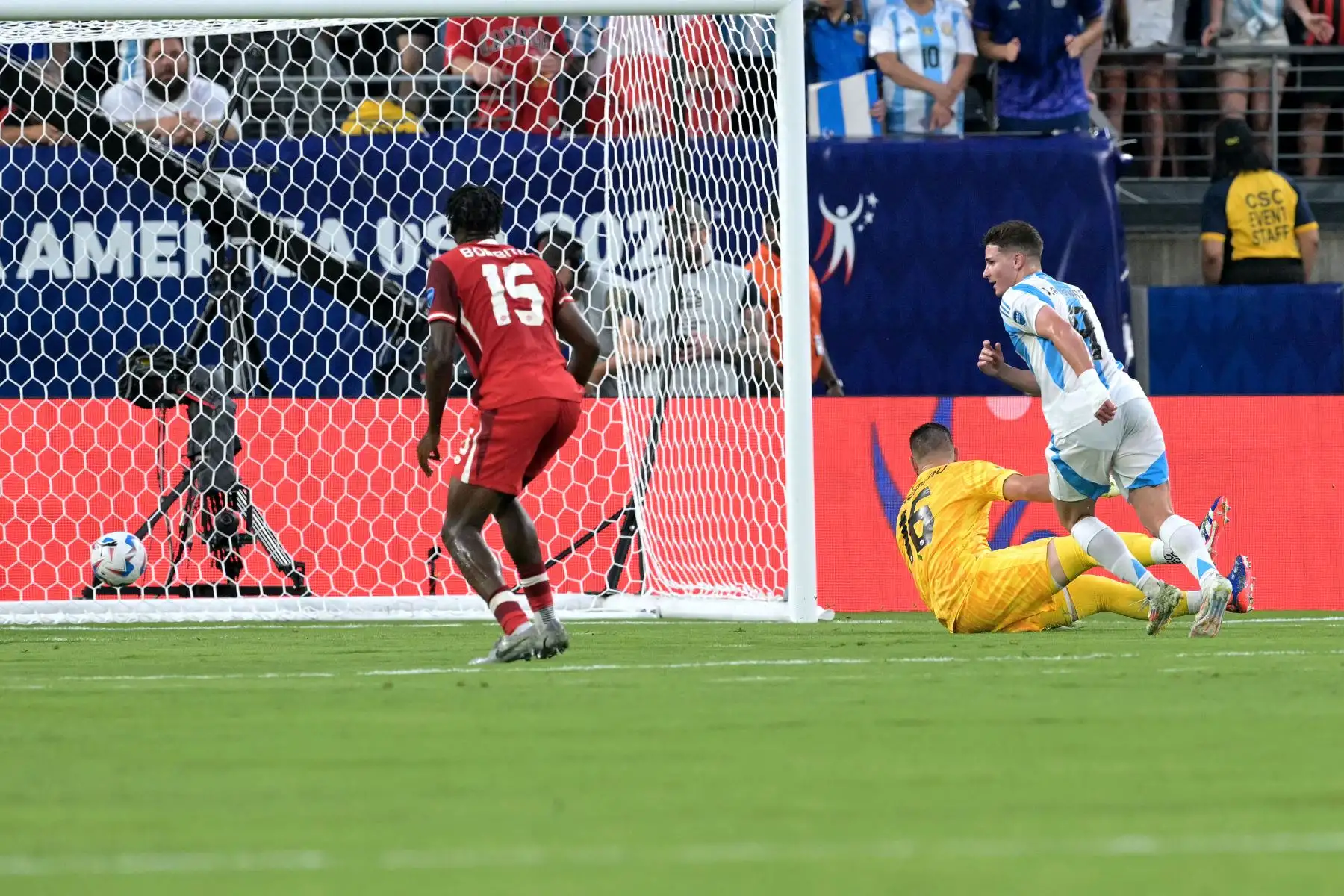 El delantero argentino  Julián Álvarez anota el primer gol de su equipo durante el partido de fútbol semifinal del torneo Conmebol Copa América 2024 entre Argentina y Canadá. Foto: ANDINA/AFP