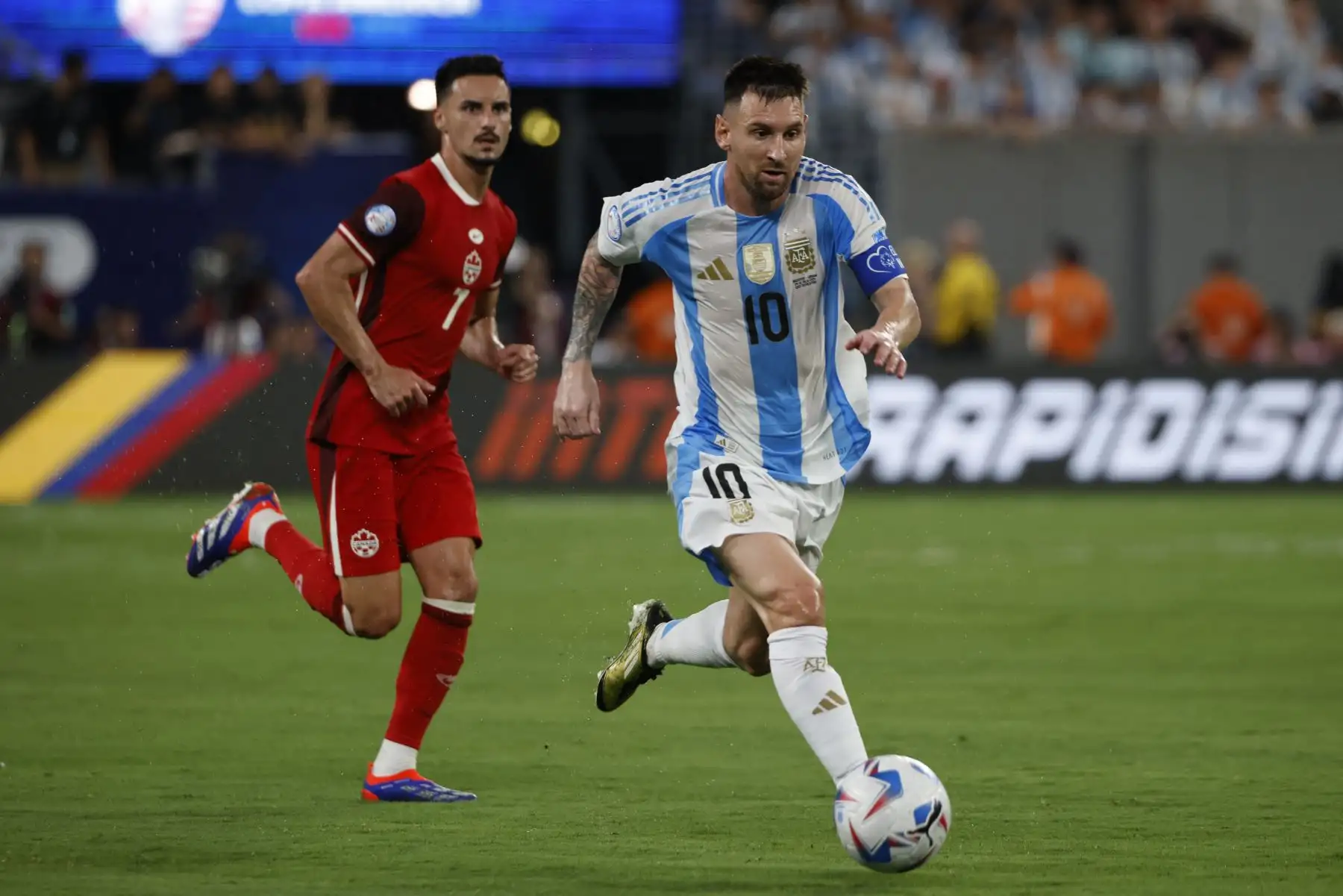 El delantero argentino  Lionel Messi controla el balón durante el partido de fútbol semifinal del torneo Conmebol Copa América 2024 entre Argentina y Canadá. Foto: ANDINA/AFP