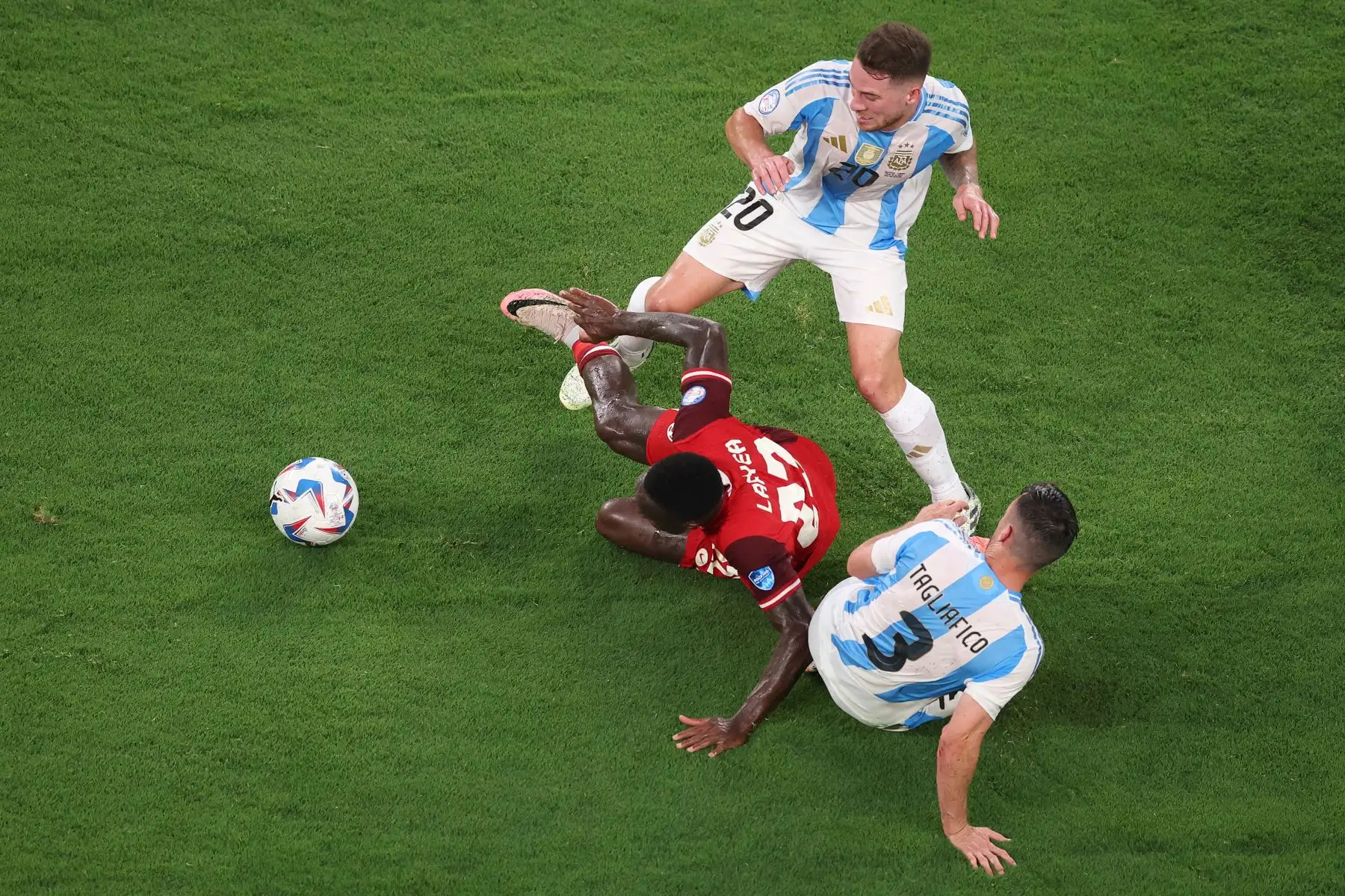 Richie Laryea de Canadá lucha por el balón con Alexis Mac Allister y Nicolas Tagliafico de Argentinof Argentina durante el partido semifinal de la CONMEBOL Copa América 2024 entre Canadá y Argentina. Foto:ANDINA/ AFP