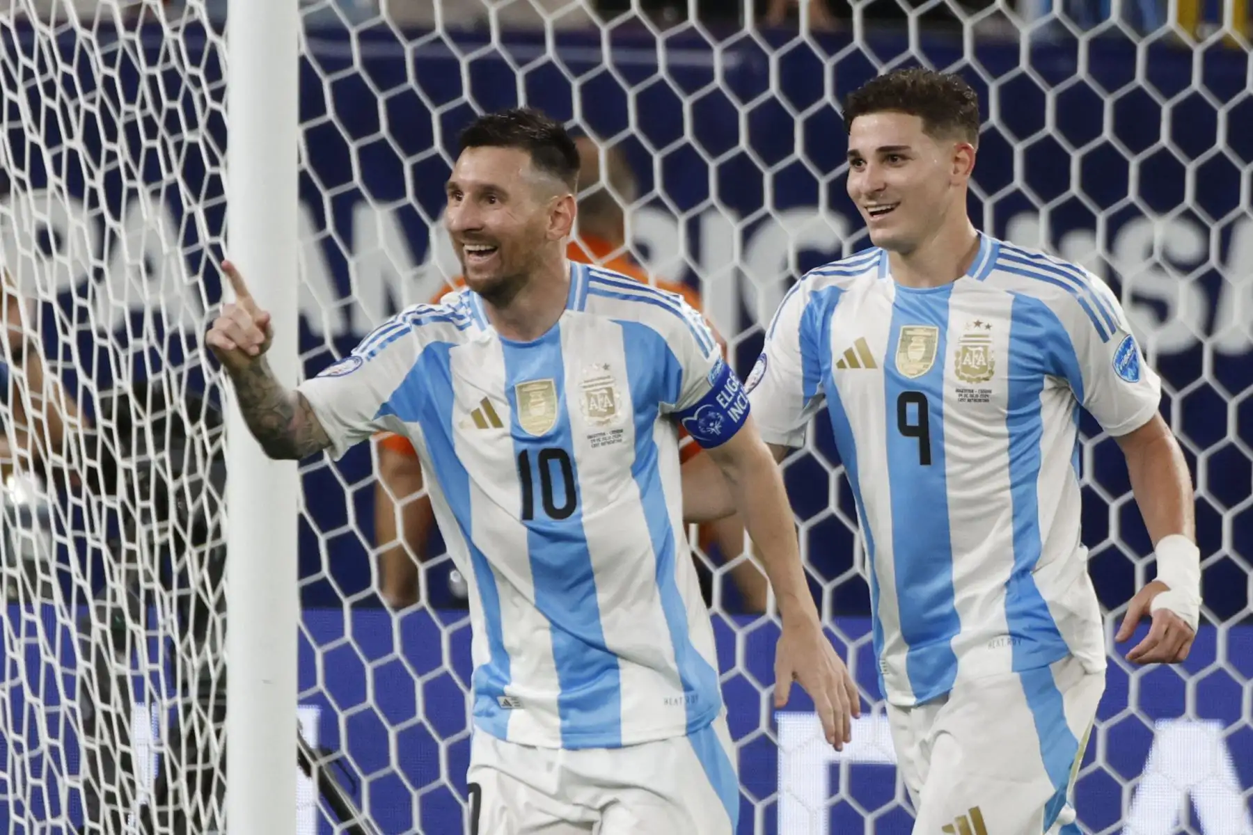 El delantero argentino  Lionel Messi celebra marcar el segundo gol de su equipo durante el partido de fútbol semifinal del torneo Conmebol Copa América 2024 entre Argentina y Canadá. Foto: ANDINA/AFP