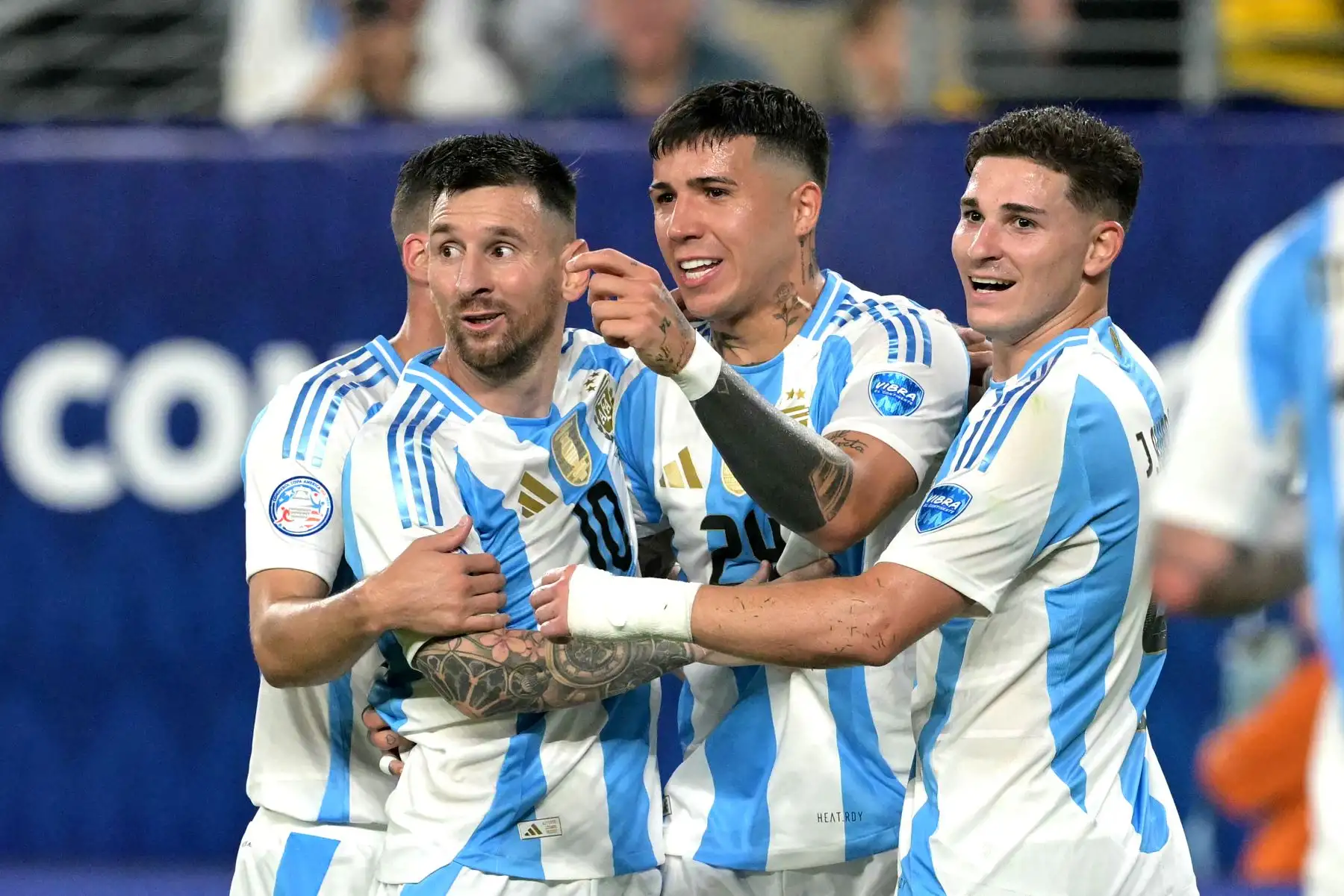 El delantero argentino Lionel Messi celebra marcar el segundo gol de su equipo con sus compañeros durante el partido de fútbol semifinal del torneo Conmebol Copa América 2024 entre Argentina y Canadá. Foto. ANDINA/AFP