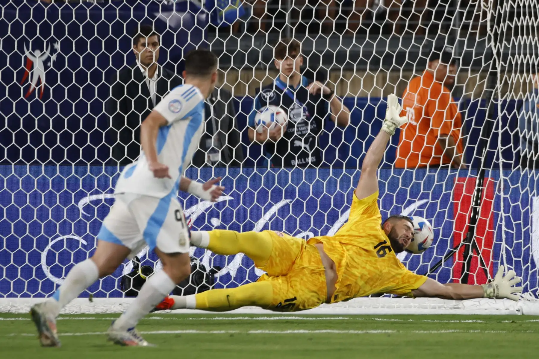 El portero canadiense  Maxime Crepeau no logra salvar el balón durante el partido de fútbol semifinal del torneo Conmebol Copa América 2024 entre Argentina y Canadá. Foto. ANDINA/AFP
