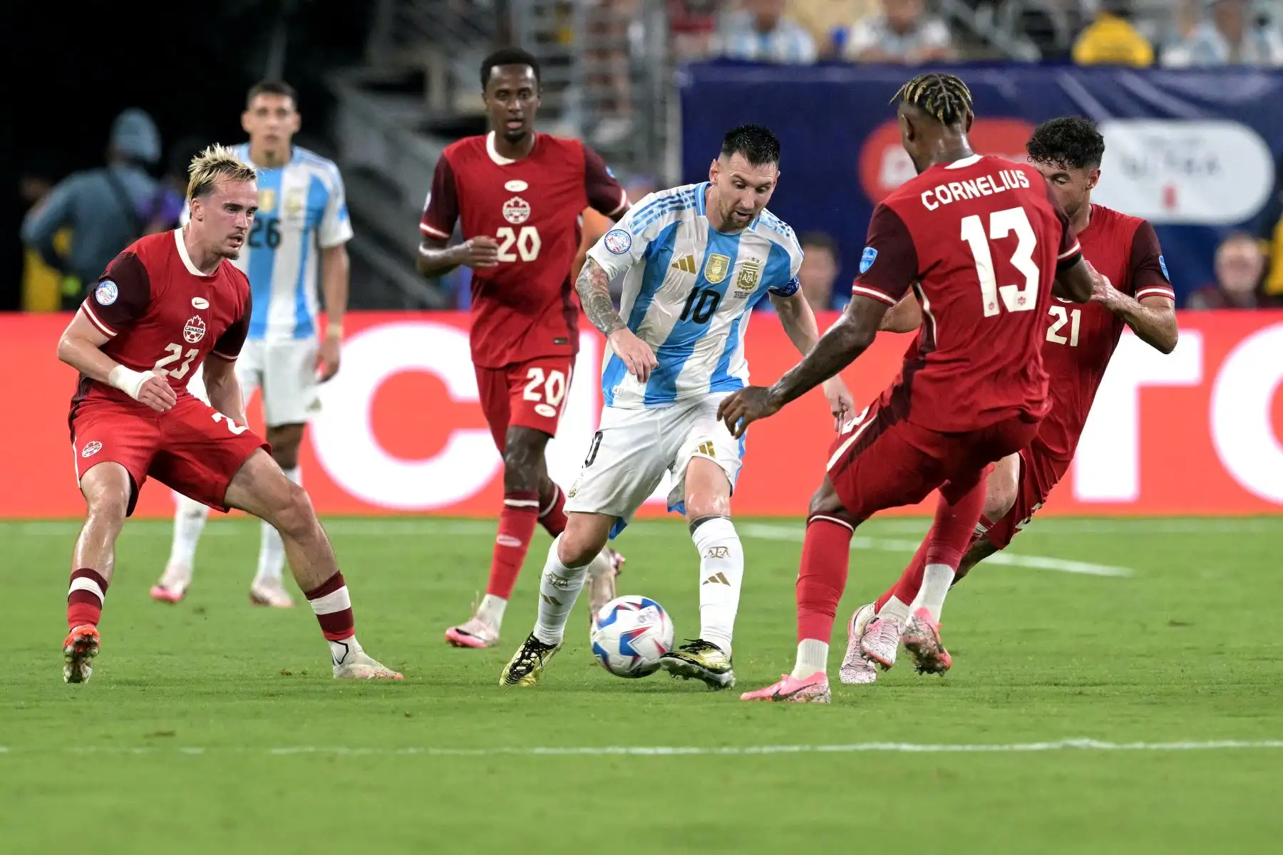 El delantero argentino Lionel Messi pelea por el balón con el mediocampista canadiense Liam Millar, el mediocampista canadiense Ali Ahmed, el defensor canadiense Derek Cornelius y el mediocampista canadiense Jonathan Osorio durante el partido de fútbol semifinal del torneo Conmebol Copa América 2024 entre Argentina y Canadá. Foto: ANDINA/AFP