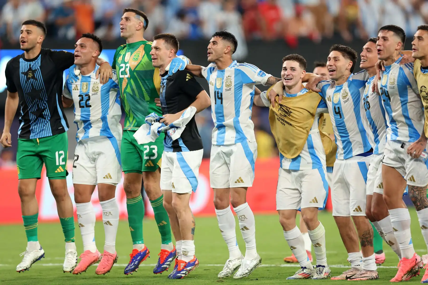 Los jugadores de Argentina celebran la victoria de su equipo en el partido de fútbol semifinal del torneo Conmebol Copa América 2024 entre Argentina y Canadá. Foto: ANDINA/AFP