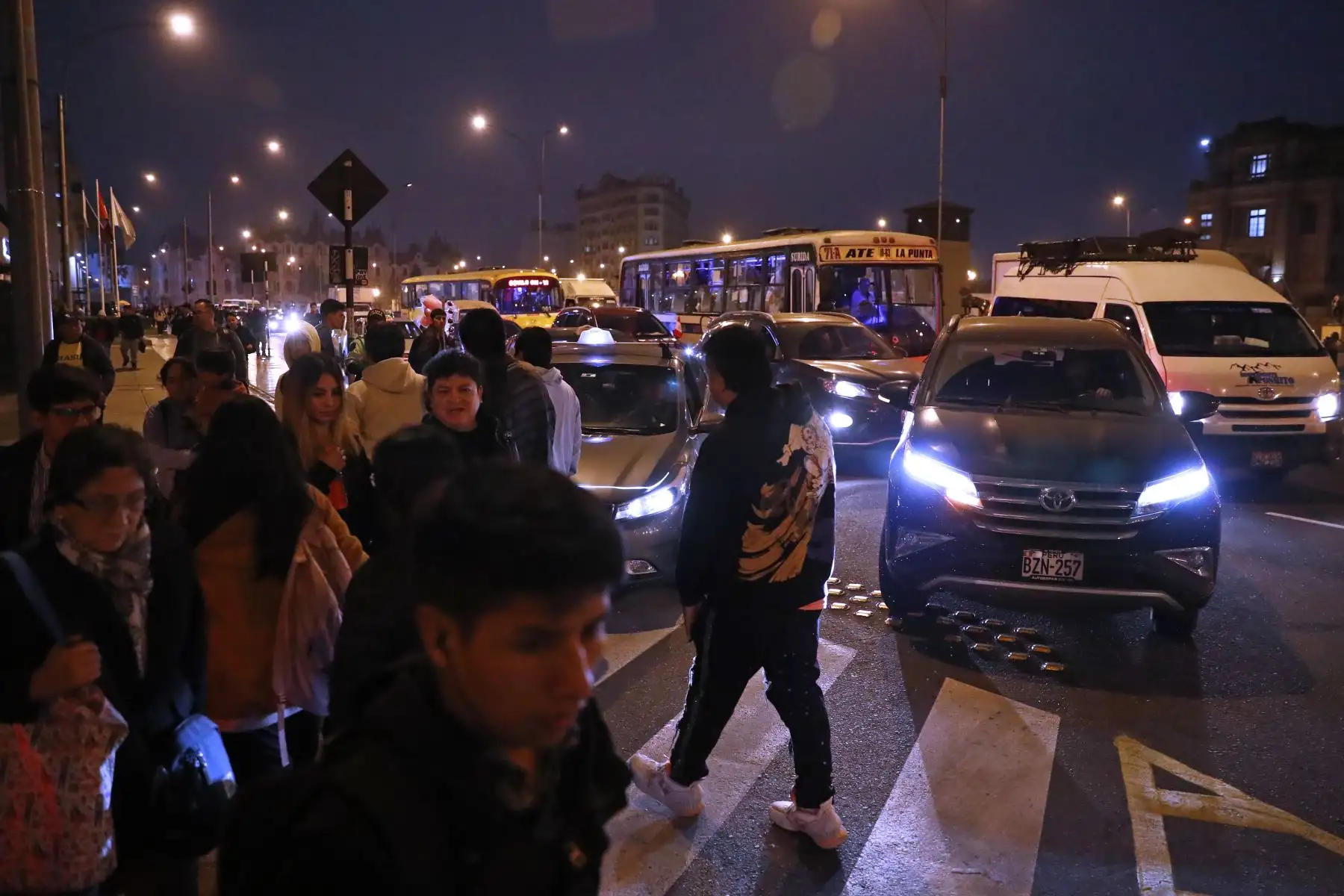 Tráfico vehicular y peatonal moderado en el cruce de las avenidas Paseo de la República y España, tras implementarse los desvíos vehiculares en el Cercado de Lima por la construcción de la Estación Central de la Línea 2 del Metro de Lima y Callao en la avenida Paseo Colón. Foto: ANDINA/Daniel Bracamonte