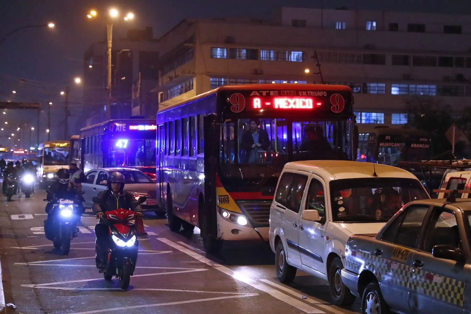 Tráfico vehicular moderado en la avenida 28 de julio tras implementarse los desvíos vehiculares en el Cercado de Lima por la construcción de la Estación Central de la Línea 2 del Metro de Lima y Callao en la avenida Paseo Colón. Foto: ANDINA/Daniel Bracamonte