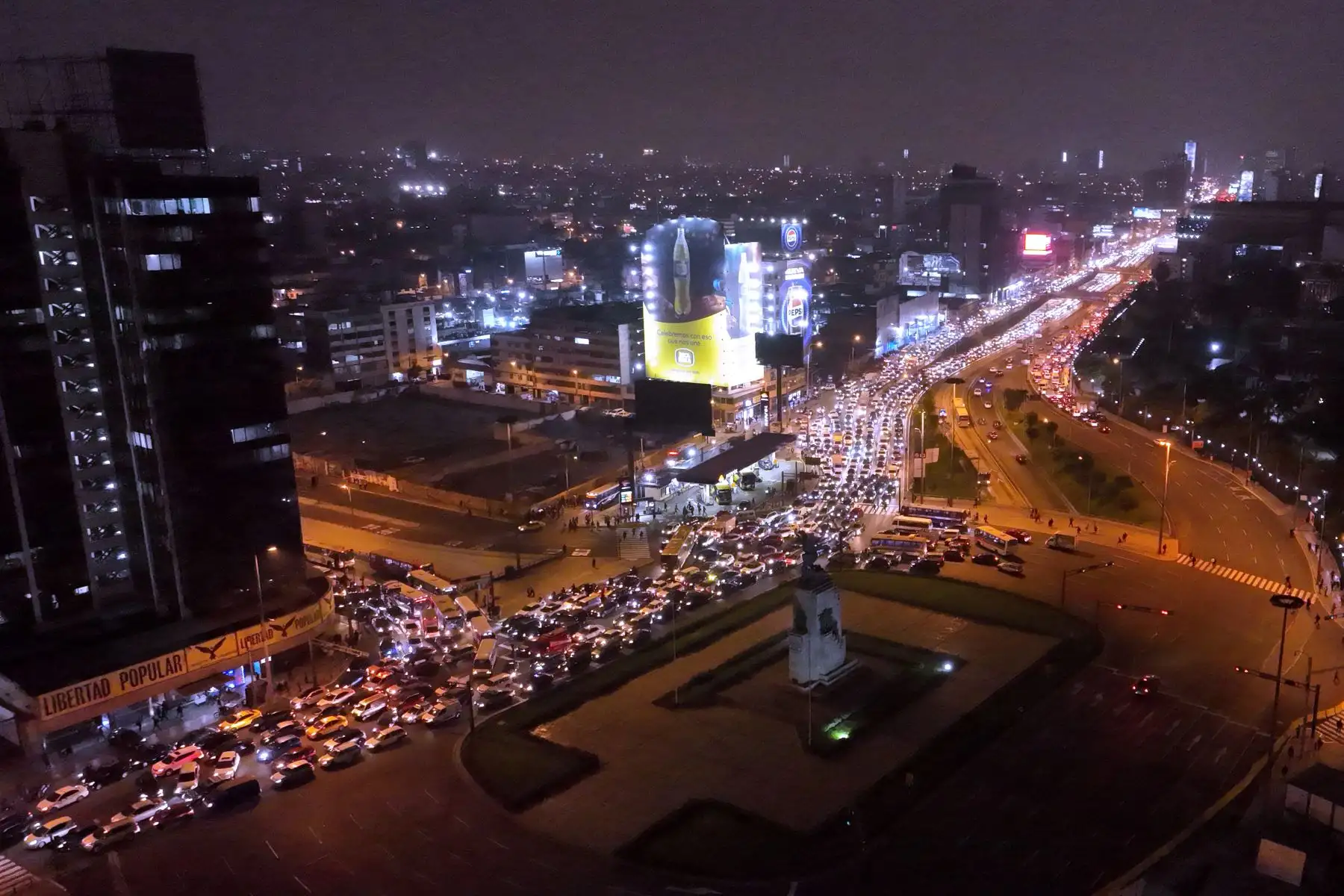 Tráfico vehicular moderado en las avenidas Grau y Paseo de la República, tras implementarse los desvíos vehiculares en el Cercado de Lima por la construcción de la Estación Central de la Línea 2 del Metro de Lima y Callao en la avenida Paseo Colón. Foto: ANDINA/Daniel Bracamonte