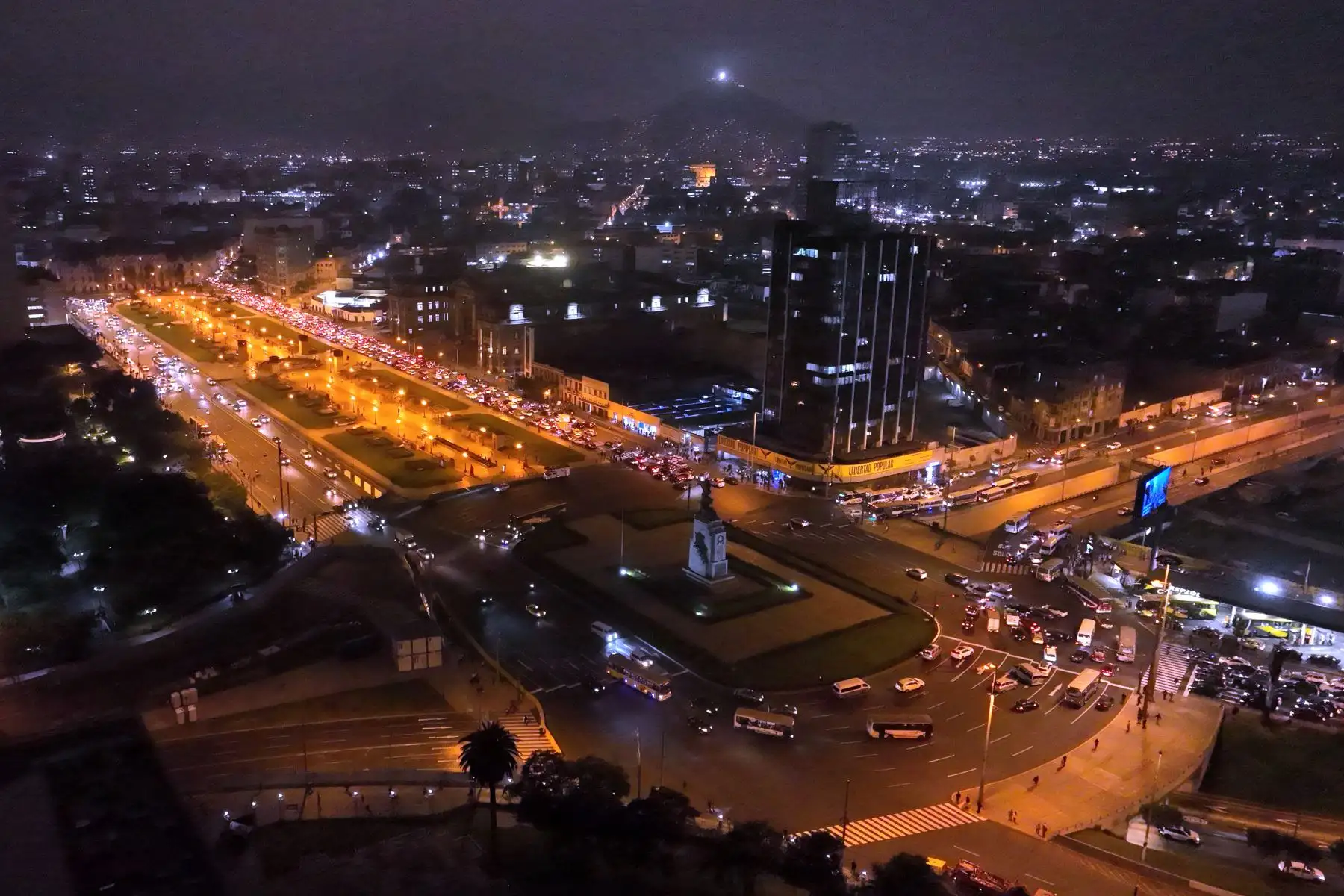 Tráfico vehicular moderado en las avenidas Grau y Paseo de la República, tras implementarse los desvíos vehiculares en el Cercado de Lima por la construcción de la Estación Central de la Línea 2 del Metro de Lima y Callao en la avenida Paseo Colón. Foto: ANDINA/Daniel Bracamonte