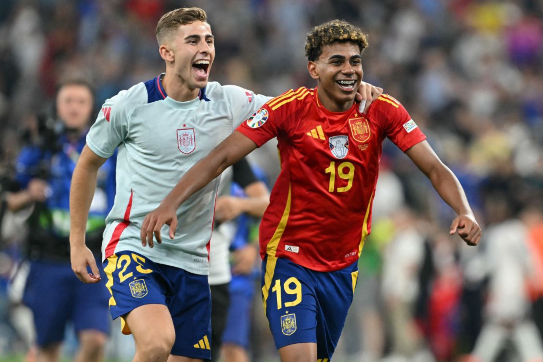 Los delanteros españoles Fermín López y  Lamine Yamal celebran al final del partido de fútbol semifinal de la UEFA Euro 2024 entre España y Francia en el Munich Football Arena de Munich el 9 de julio de 2024. Foto: AFP