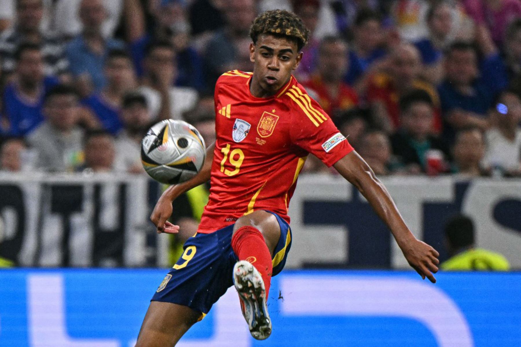 El delantero español Lamine Yamal controla el balón durante el partido de fútbol semifinal de la UEFA Euro 2024 entre España y Francia en el Munich Football Arena de Munich el 9 de julio de 2024. Foto: AFP