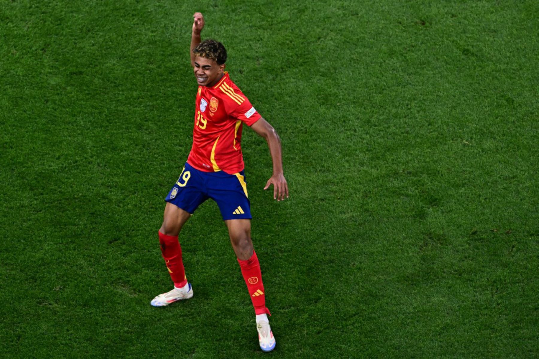 El delantero español Lamine Yamal celebra tras marcar el primer gol de su equipo durante el partido de fútbol semifinal de la UEFA Euro 2024 entre España y Francia en el Munich Football Arena de Munich el 9 de julio de 2024. Foto: AFP