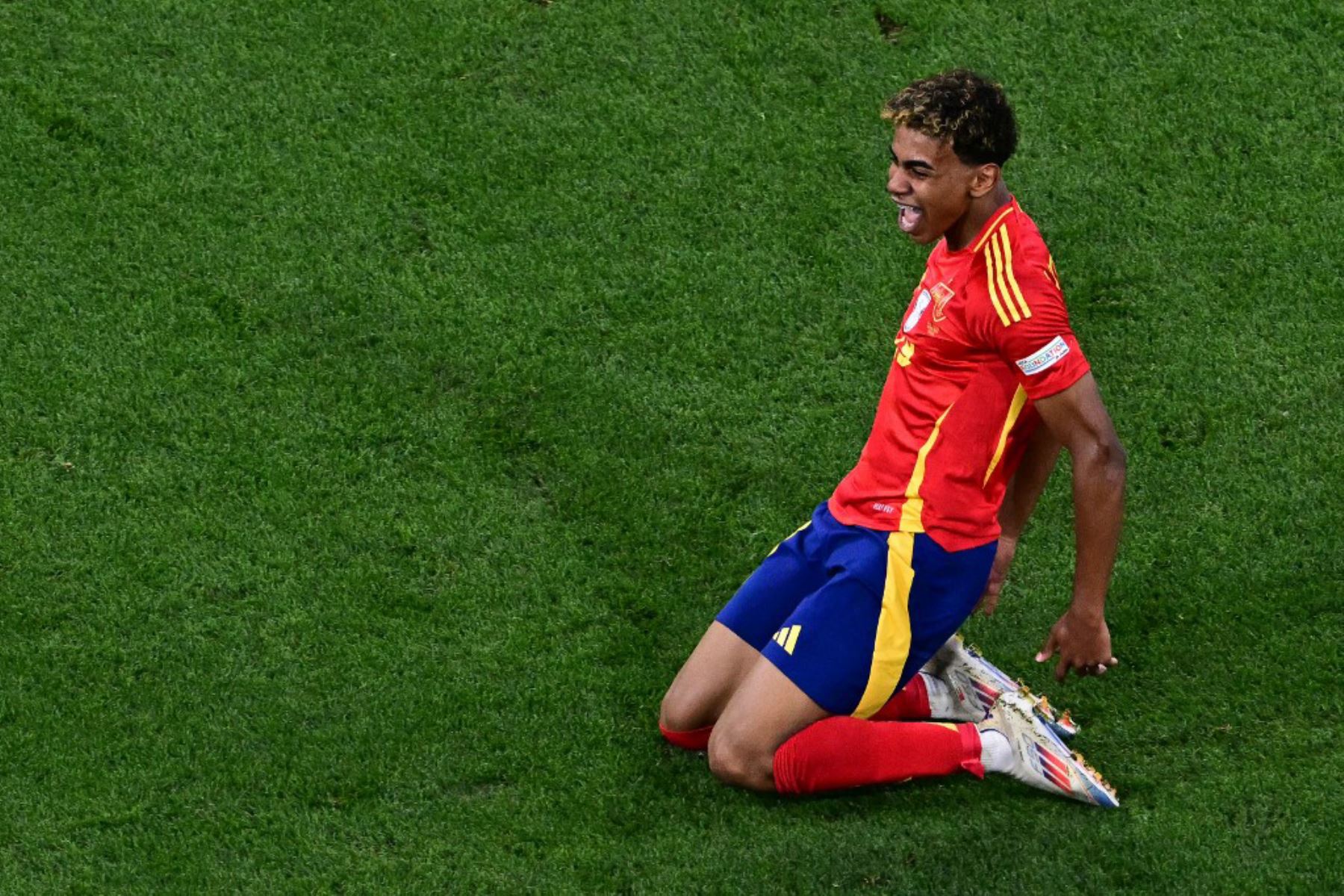 El delantero español Lamine Yamal celebra tras marcar el primer gol de su equipo durante el partido de fútbol semifinal de la UEFA Euro 2024 entre España y Francia en el Munich Football Arena de Munich el 9 de julio de 2024. Foto: AFP