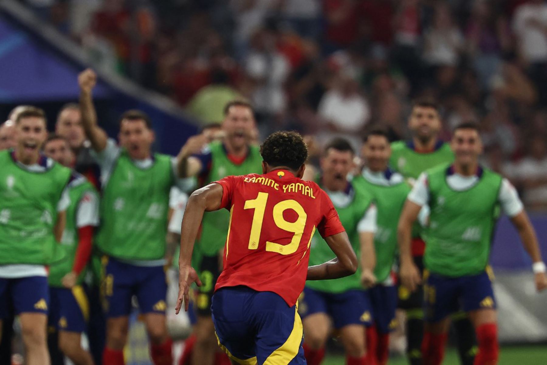 El delantero español Lamine Yamal celebra tras marcar el primer gol de su equipo durante el partido de fútbol semifinal de la UEFA Euro 2024 entre España y Francia en el Munich Football Arena de Munich el 9 de julio de 2024. Foto: AFP