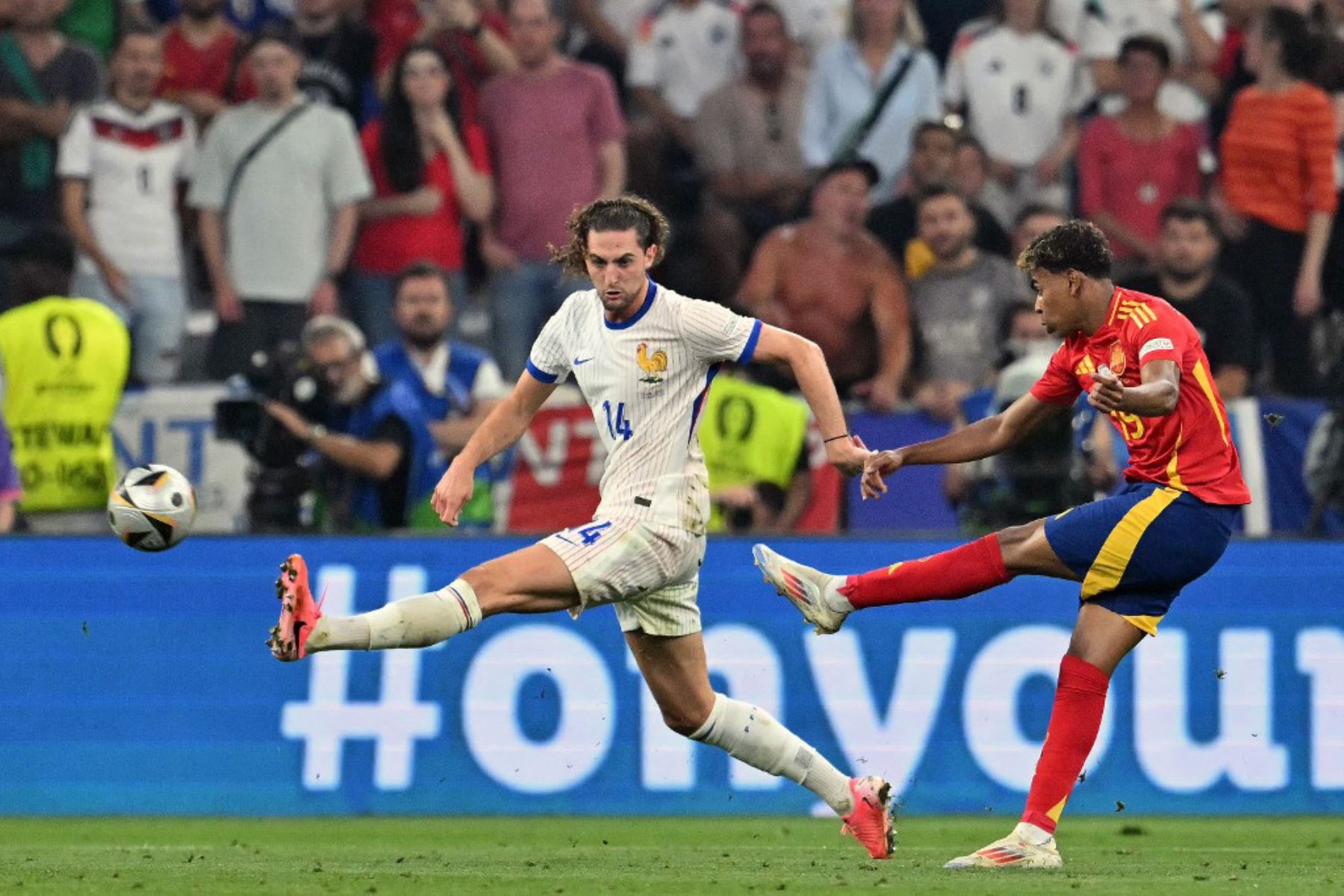 El delantero español Lamine Yamal patea el balón para marcar el primer gol de su equipo durante el partido de fútbol semifinal de la UEFA Euro 2024 entre España y Francia en el Munich Football Arena de Munich el 9 de julio de 2024.Foto: AFP