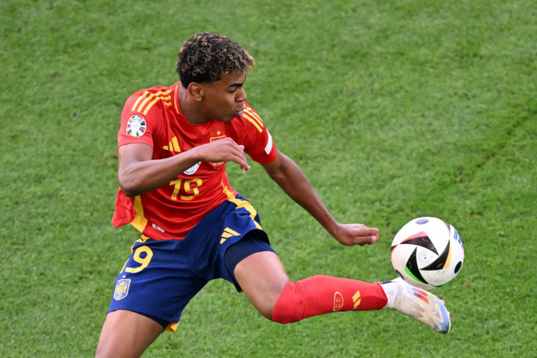 El delantero español Lamine Yamal controla el balón durante el partido de fútbol de cuartos de final de la UEFA Euro 2024 entre España y Alemania en el Stuttgart Arena de Stuttgart el 5 de julio de 2024. Foto: AFP