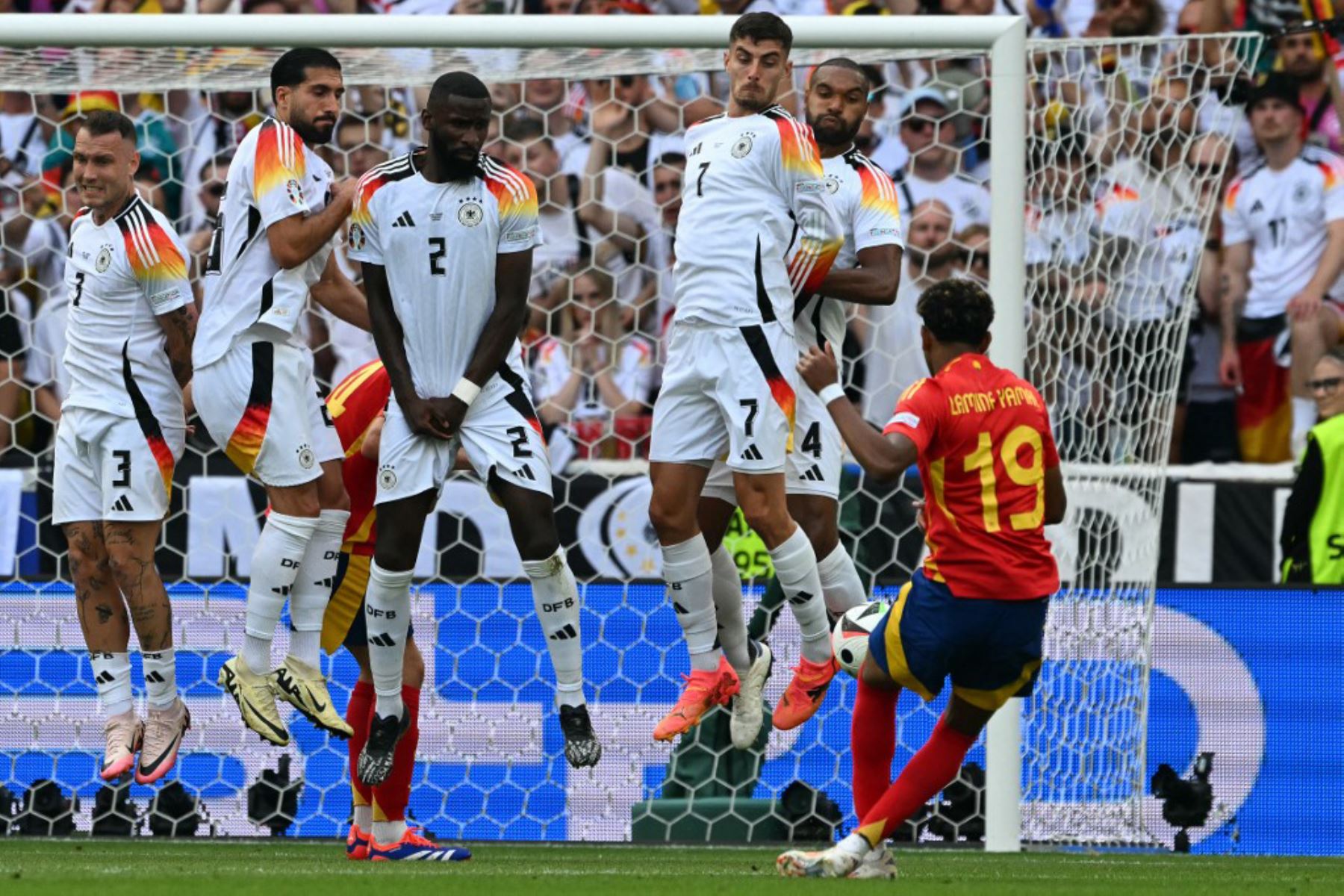 El delantero español Lamine Yamal intenta un tiro libre durante el partido de fútbol de cuartos de final de la UEFA Euro 2024 entre España y Alemania en el Stuttgart Arena de Stuttgart el 5 de julio de 2024. Foto: AFP