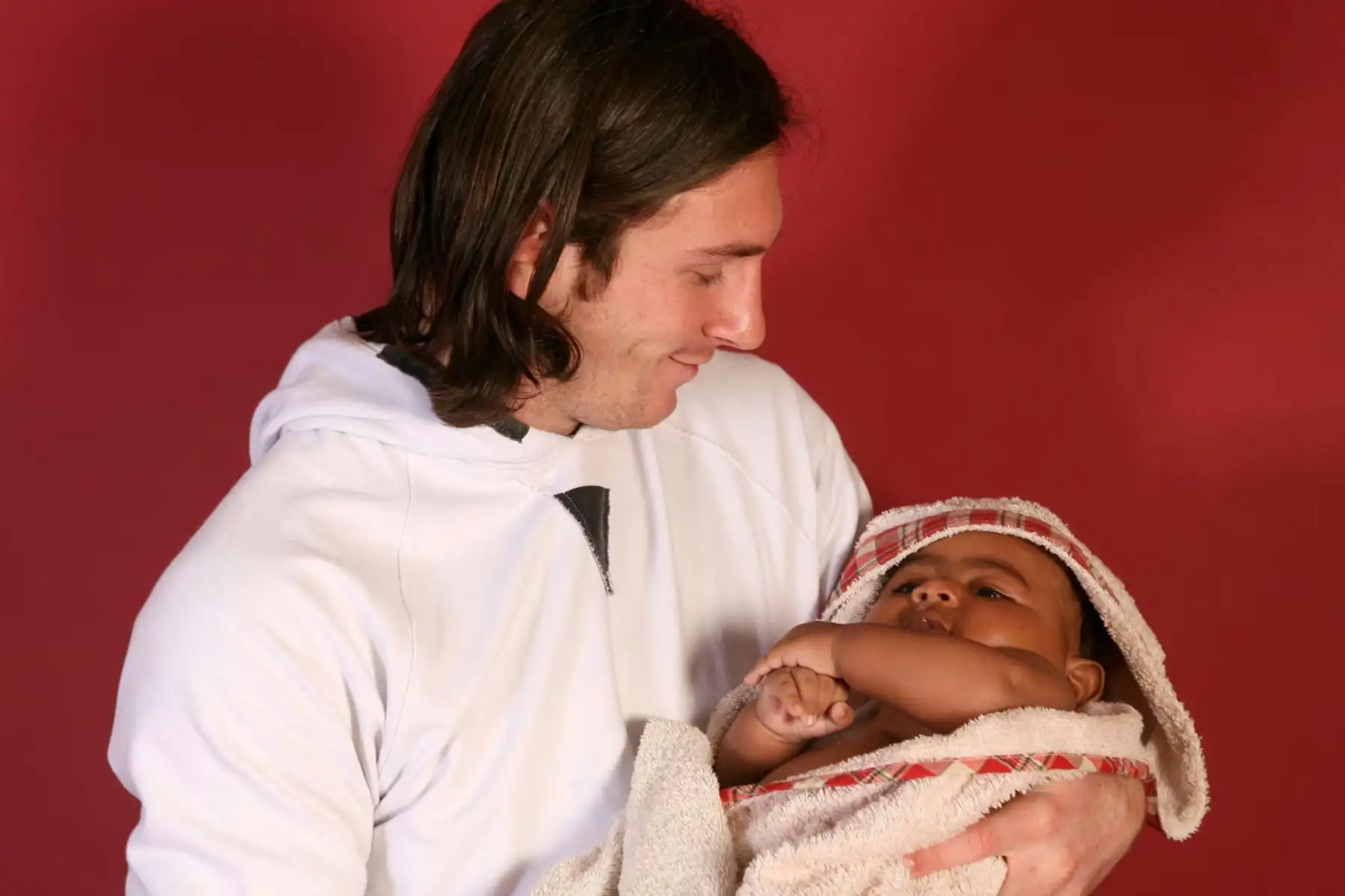 Lamine Yamal de apenas cinco meses en brazos de la estrella del barcelonismo, Leo Messi, hace 17 años. Una foto de carácter solidario para el calendario del diario Sport de 2008 en colaboración con la Fundación del Barça y con UNICEF. Foto: Diario Sport de España