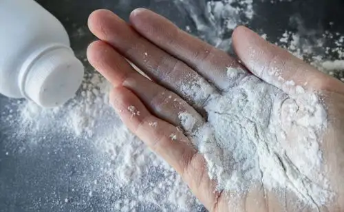 La Organización Mundial de la Salud (OMS) ha catalogado al talco, un mineral natural utilizado en cosméticos y polvos corporales, como un producto “probablemente cancerígeno” para los humanos.