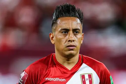 Christian Cueva disputando minutos con la selección peruana.